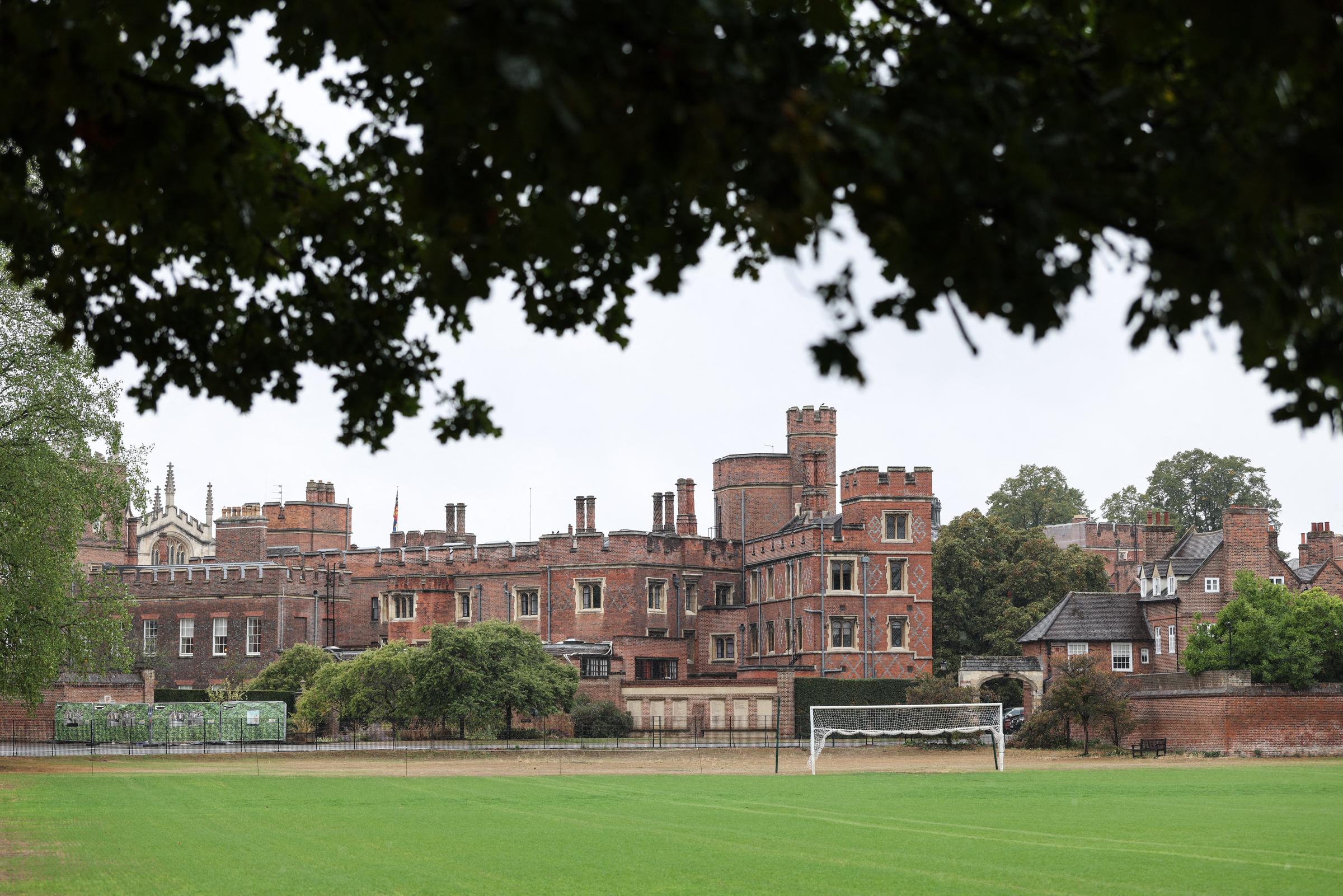 Das Eton College hieß George am 8. September 2026 an seinem ersten Tag willkommen und läutete damit ein neues Kapitel in der Schullaufbahn des 13-Jährigen ein. Die Schule hat zudem eine enge Verbindung zur Familie: William verbrachte dort ab 1995 fünf Jahre. | Quelle: Getty Images