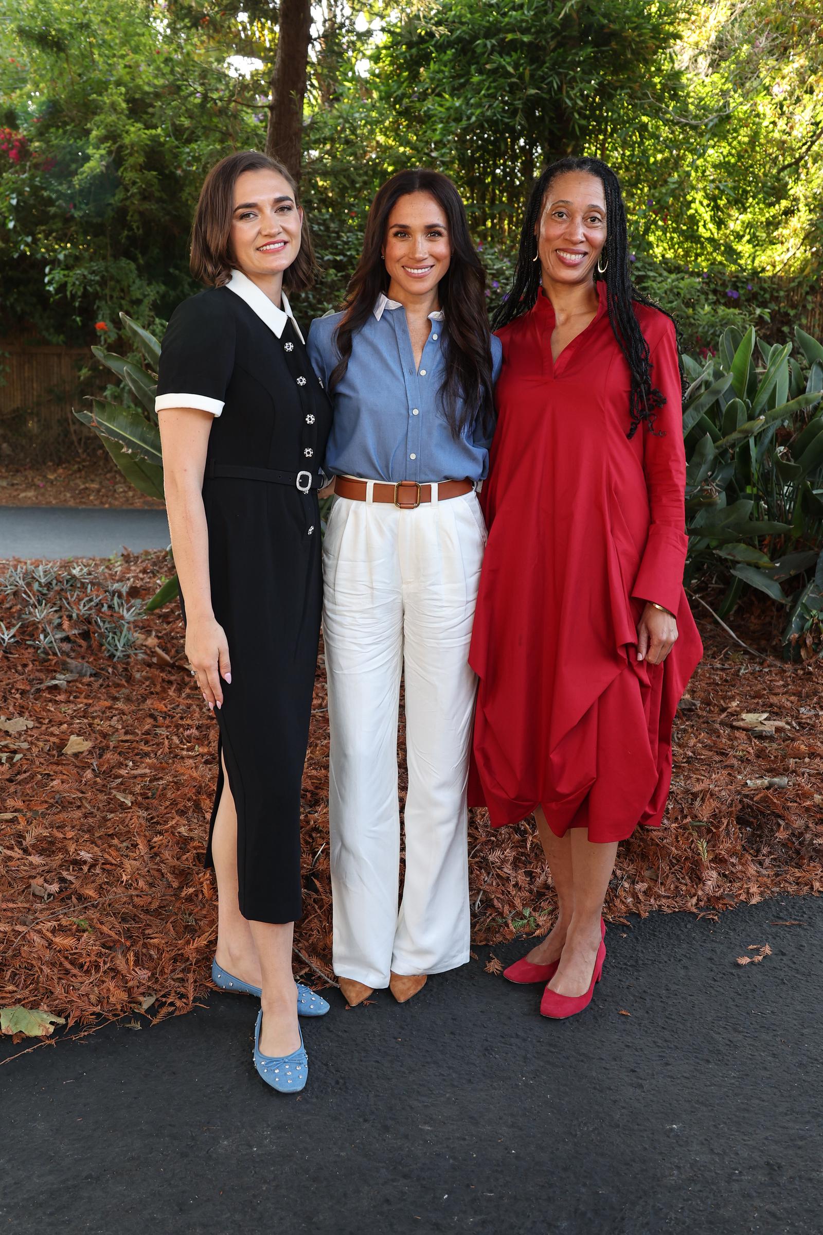 Larissa May, Meghan Markle und Dr. Stephanie J. Hull bei Girls Inc. of Greater Santa Barbara am 2. Oktober 2024 in Santa Barbara, Kalifornien. | Quelle: Getty Images