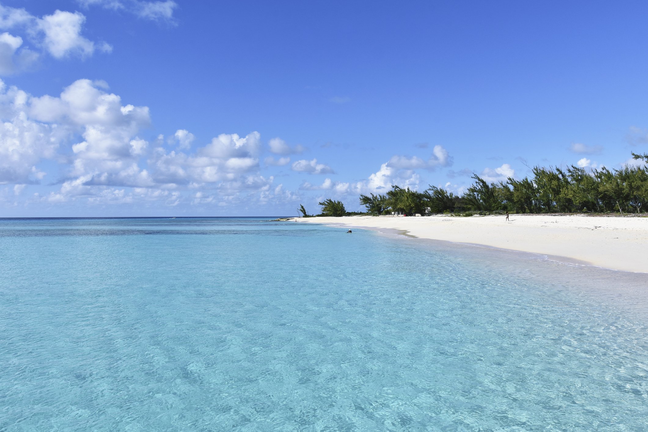 Idyllischer, ruhiger blauer Ozean und sonniger Strand, Grand Turk Island, Turks- und Caicosinseln I Quelle: Getty Images