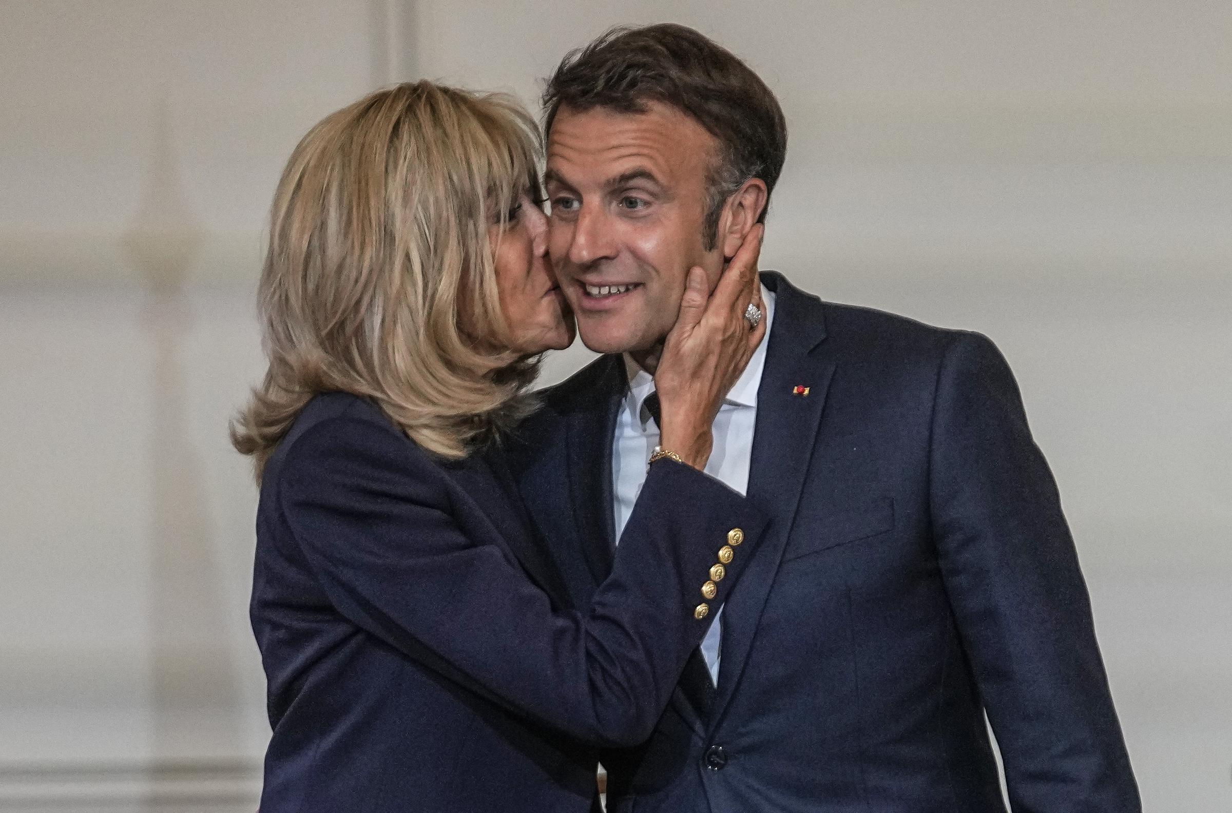 Brigitte und Emmanuel Macron während der Preisverleihung „Nein zum Mobbing“, mit der Schüler ausgezeichnet werden, die sich im Kampf gegen Cybermobbing engagieren, im französischen Elysée-Präsidentenpalast am 29. Mai 2024. | Quelle: Getty Images
