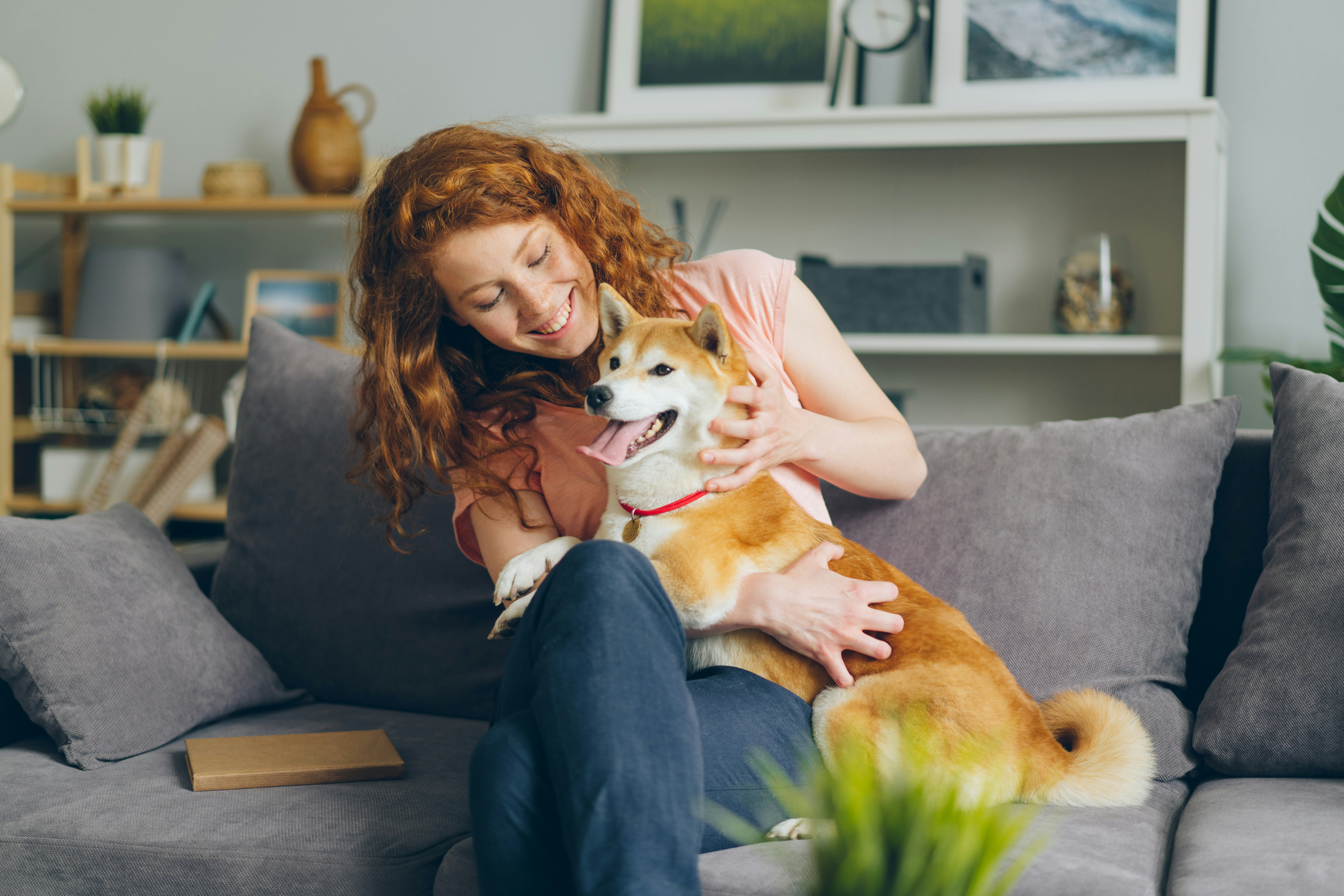 Eine entspannte, glückliche Frau | Quelle: Unsplash