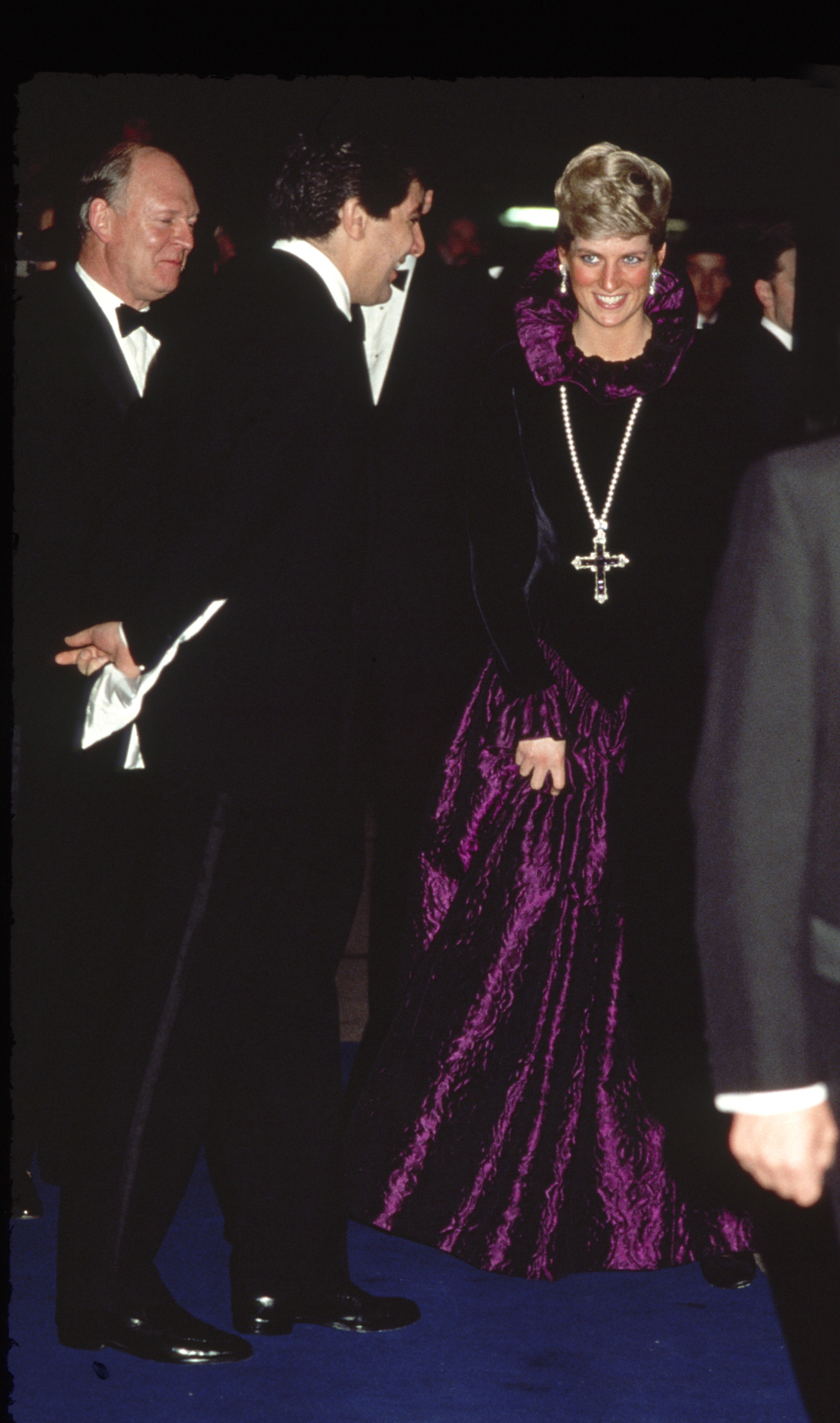 Prinzessin Diana bei ihrer Ankunft auf einer Wohltätigkeitsgala des Juweliers Garrard in London, England, am 27. Oktober 1987. | Quelle: Getty Images