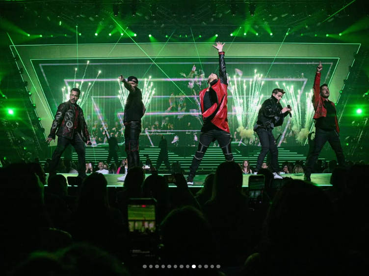 New Kids on the Block treten während ihrer „The Right Stuff“-Residency in Las Vegas unter grünen Lichtern und mit Pyrotechnik auf. Die Inszenierung zeichnete sich durch aufwendige Bühnenbilder und visuelle Effekte aus, die speziell für den Dolby Live-Veranstaltungsort entworfen wurden, wo die Band für das Jahr 2026 insgesamt 24 Auftritte geplant hatte. | Quelle: Instagram/nkotb