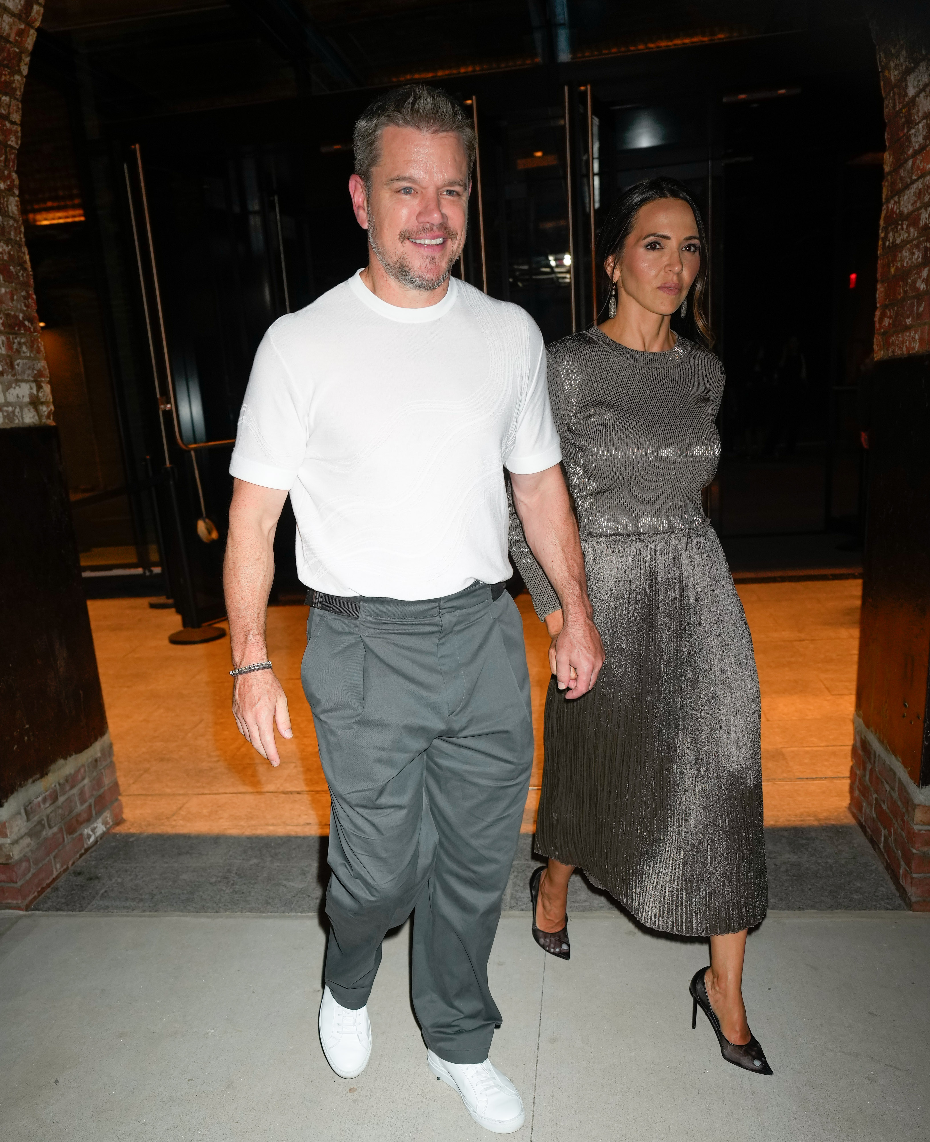 Matt Damon und Luciana Barroso beim Verlassen der Hermes Modenschau am 14. September 2023 in New York City | Quelle: Getty Images
