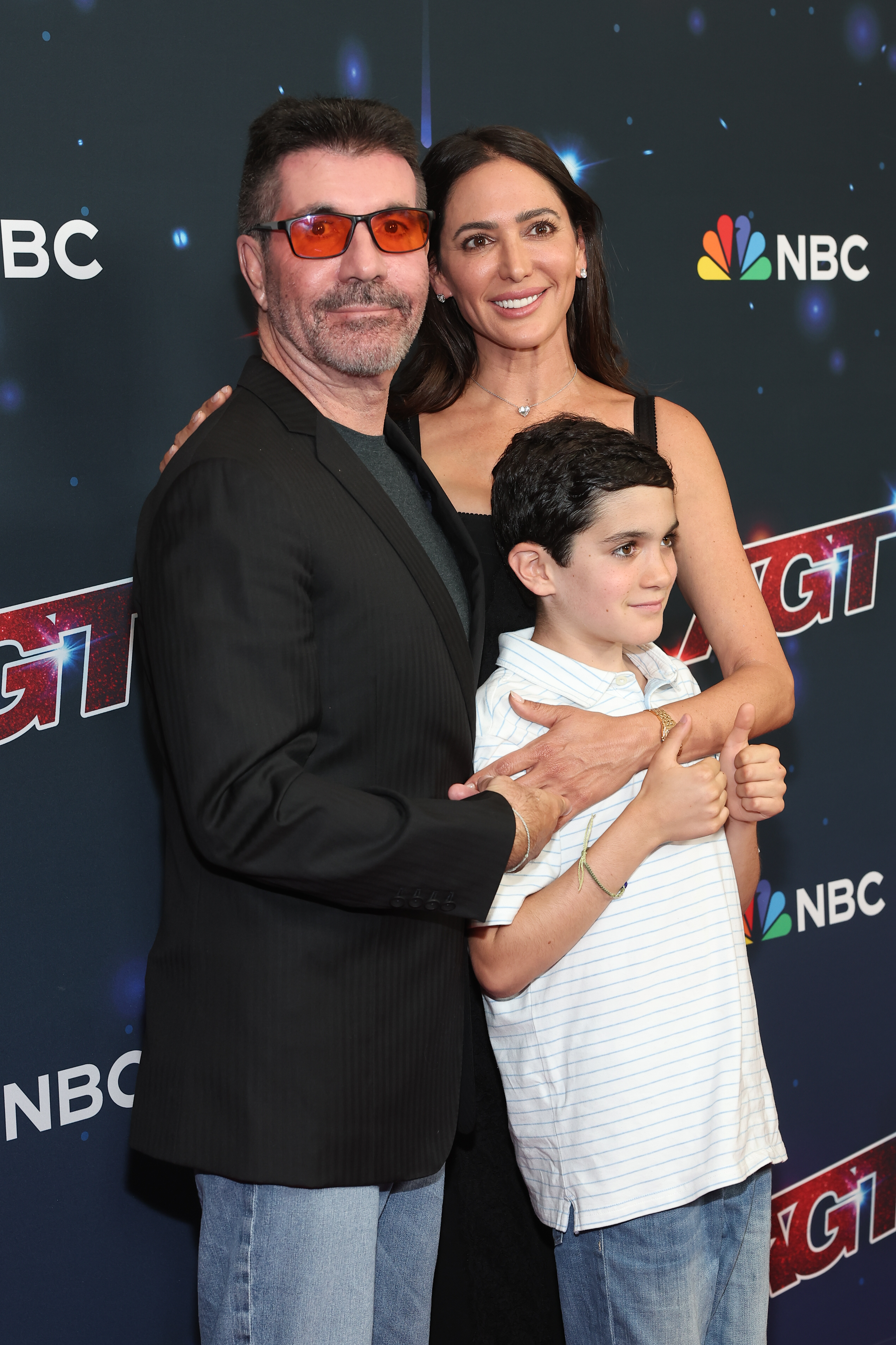 Simon Cowell und Lauren Silverman mit ihrem Sohn Eric Cowell beim Finale von "America's Got Talent" Staffel 18 am 27. September 2023 | Quelle: Getty Images