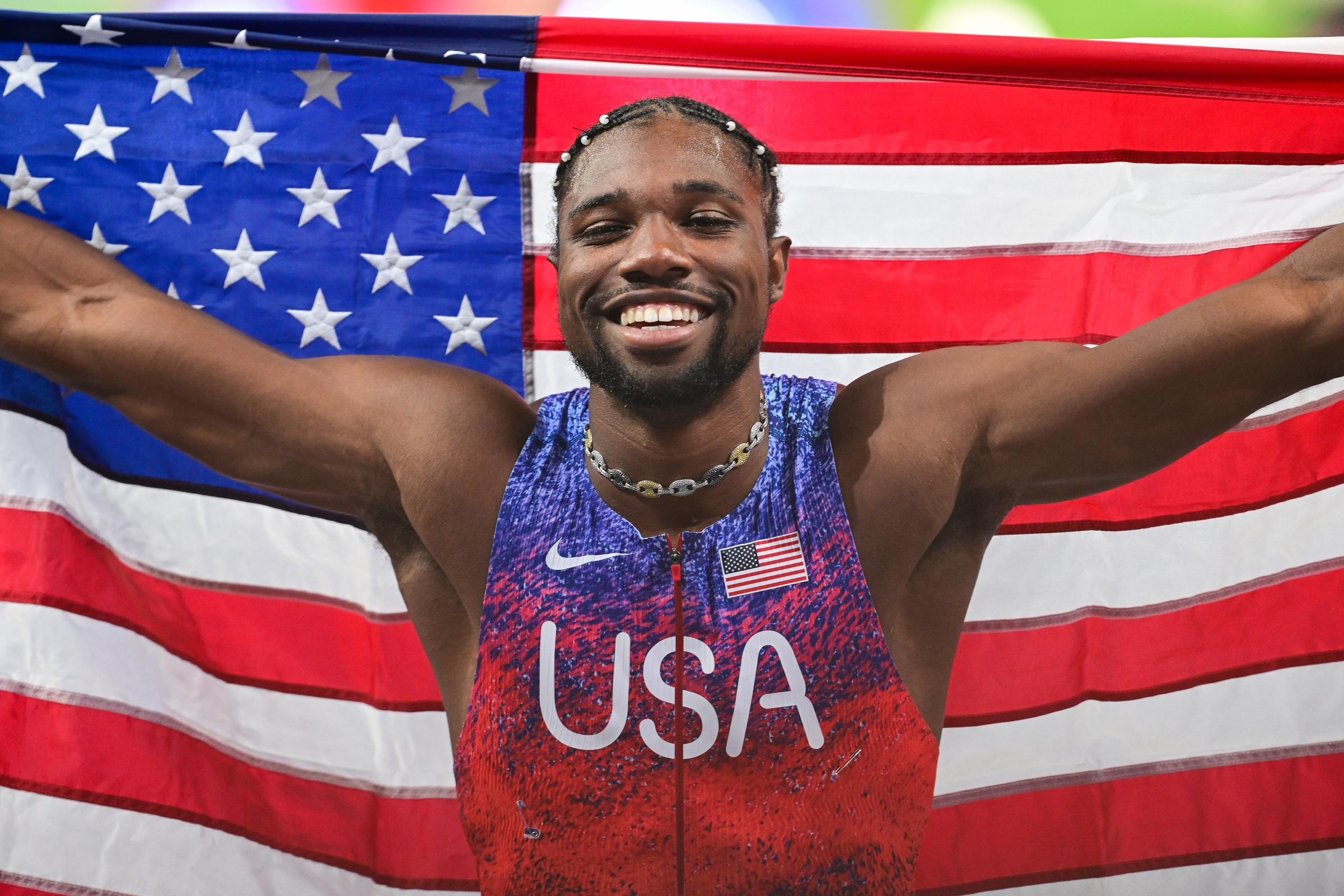 Noah Lyles feiert den Gewinn der Goldmedaille nach dem 100-m-Finale der Männer bei den Olympischen Spielen Paris 2024 in Paris, Frankreich, am 4. August 2024. | Quelle: Getty Images