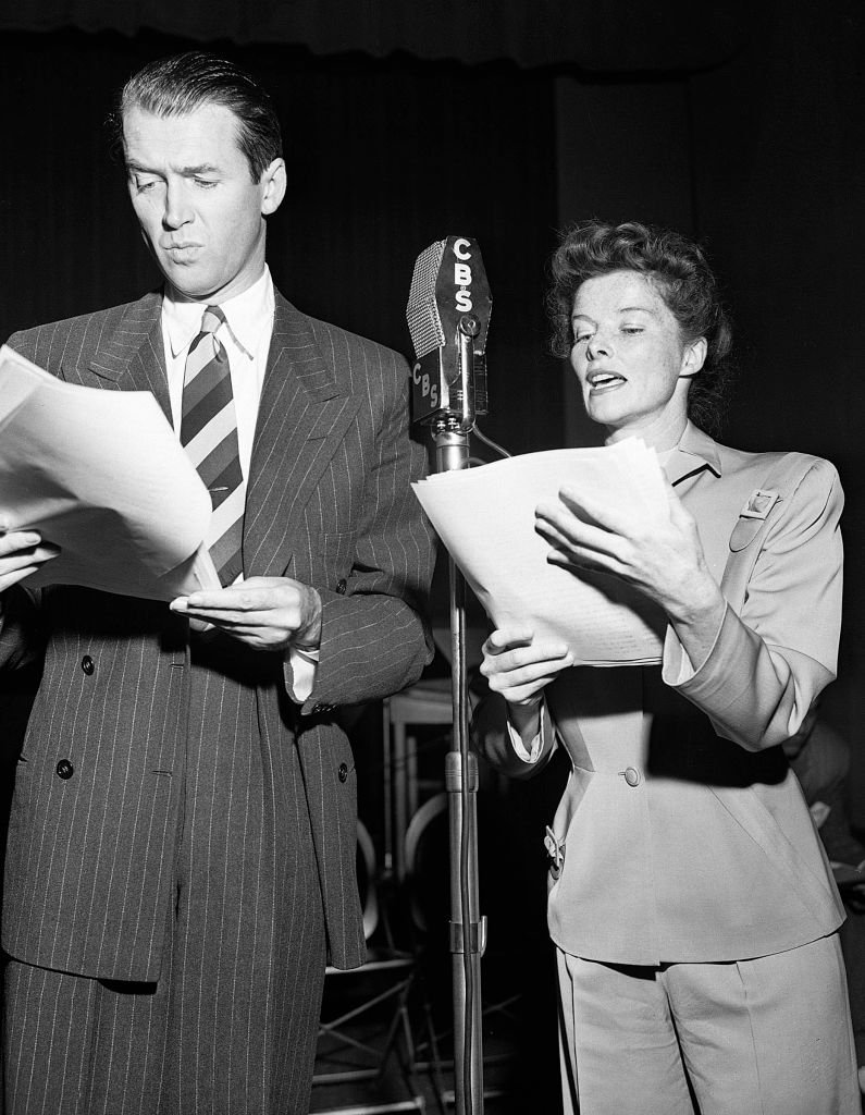 James Stewart und Katharine Hepburn proben ihren Auftritt in der CBS-Radiosendung "The Philadelphia Story" am 17. März 1947 in Los Angeles, Kalifornien. (Foto von CBS über Getty Images) I Quelle: Getty Images