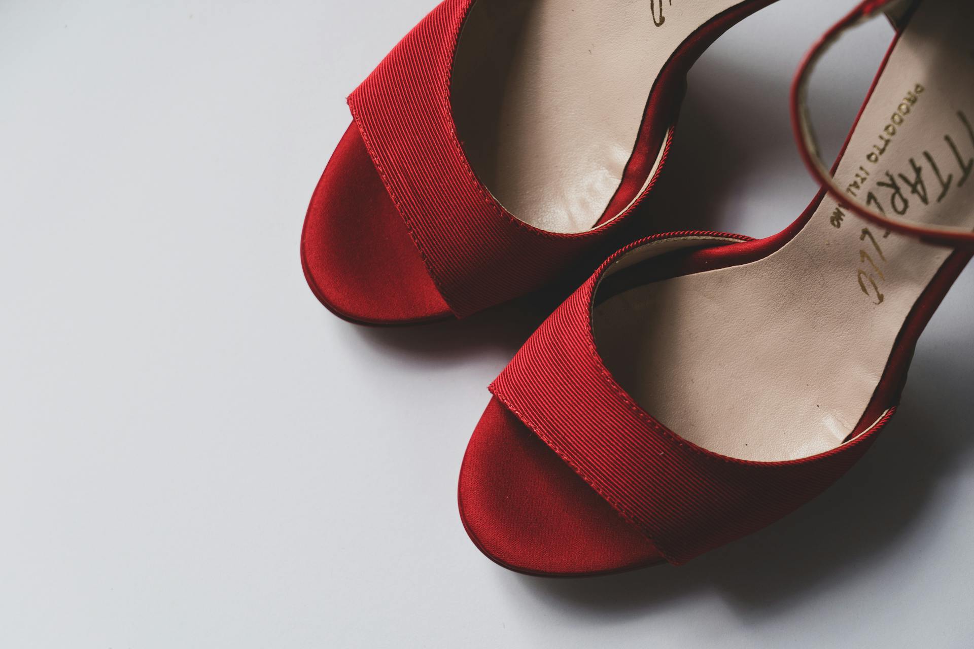 Rote Schuhe auf dem Boden | Quelle: Pexels
