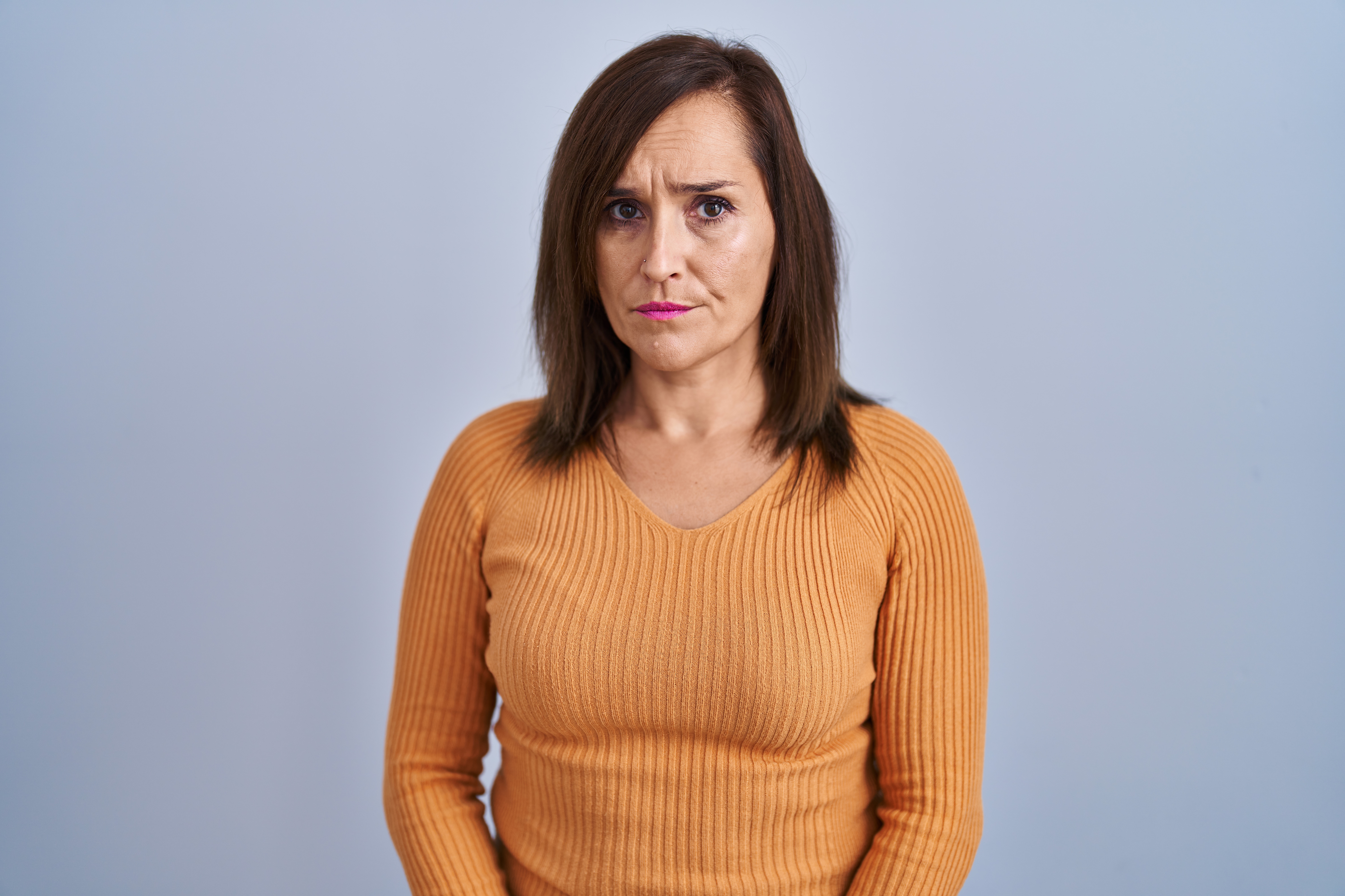 Eine Frau mit wütendem Blick | Quelle: Shutterstock