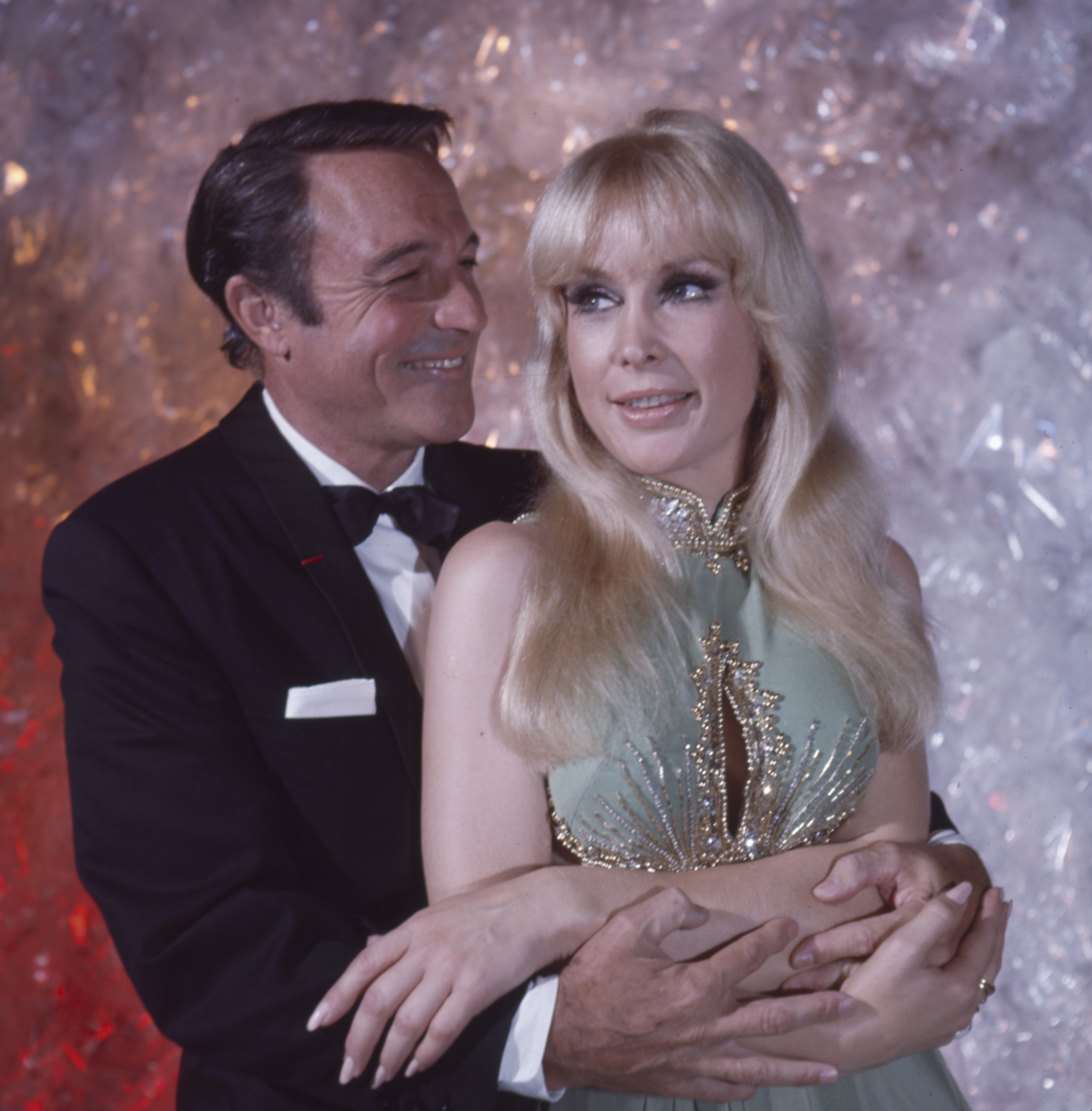 Das Foto von Gene Kelly und Barbara Eden für das TV-Special "Changing Scene" im Jahr 1970. | Quelle: Getty Images