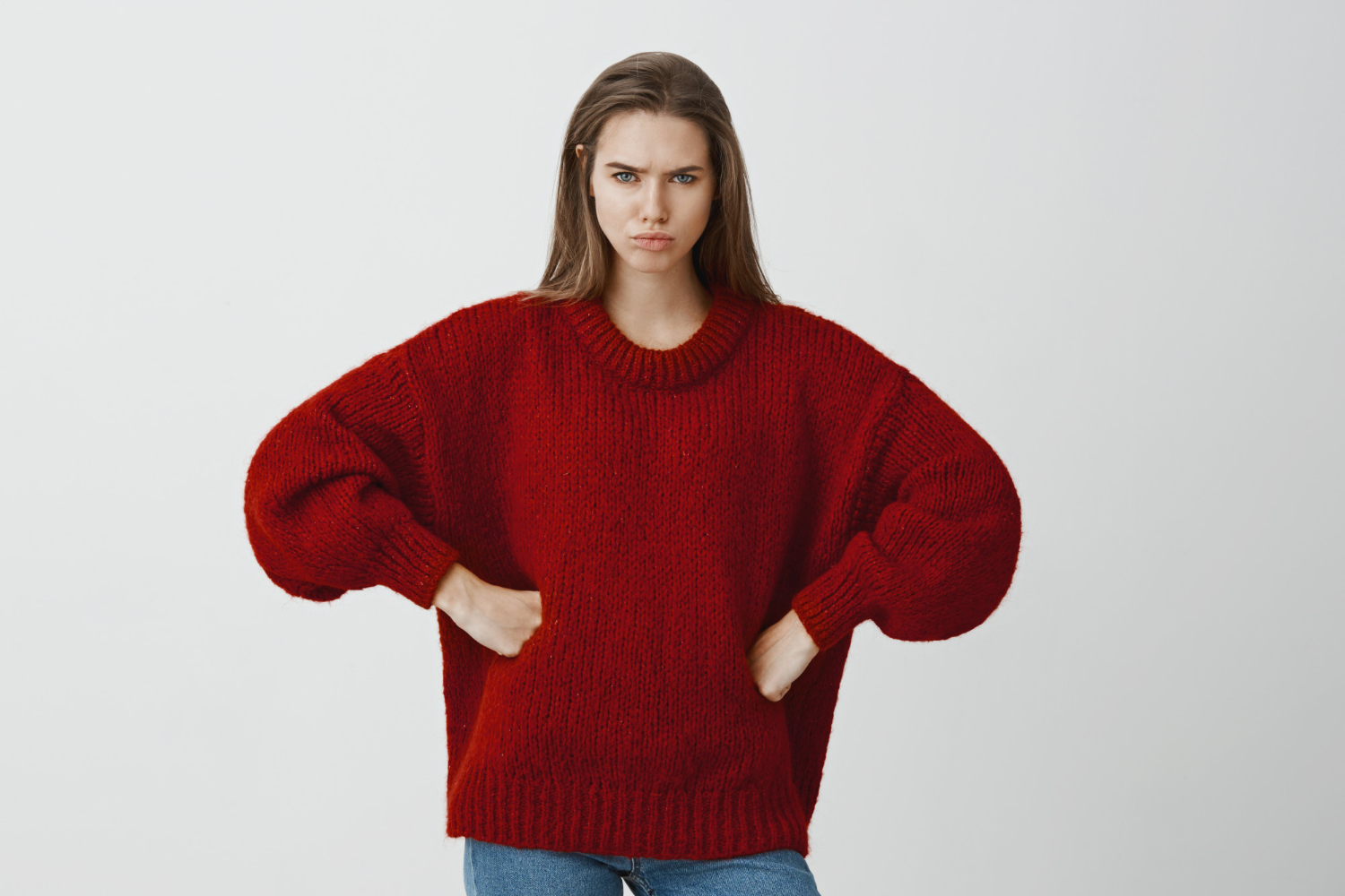 Wściekła kobieta z rękami na biodrach | Źródło: Freepik