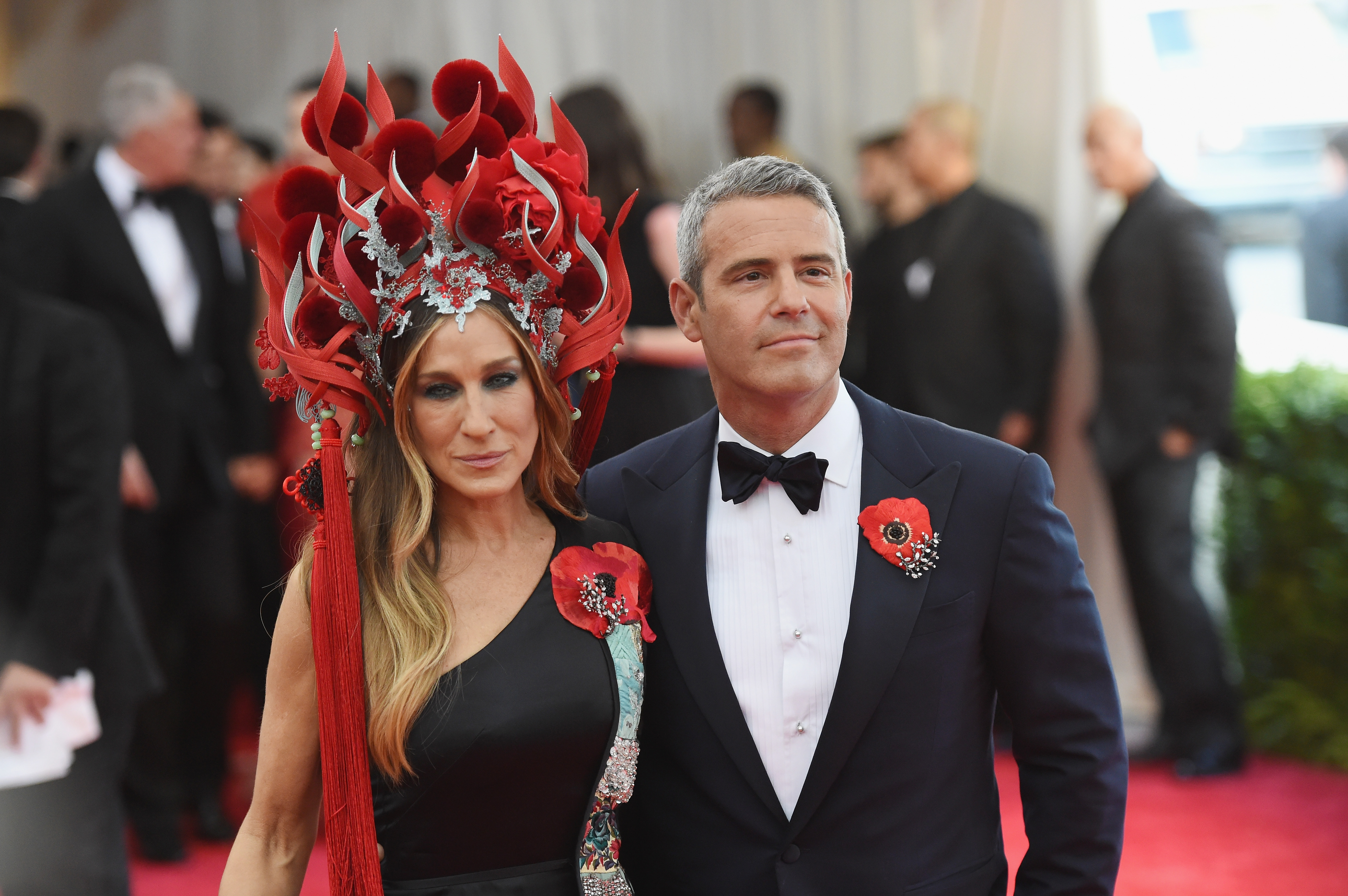 Sarah Jessica Parker und Andy Cohen besuchen die Met Gala mit dem Thema "China: Through The Looking Glass", im Metropolitan Museum of Art am 4. Mai 2015 in New York City. | Quelle: Getty Images