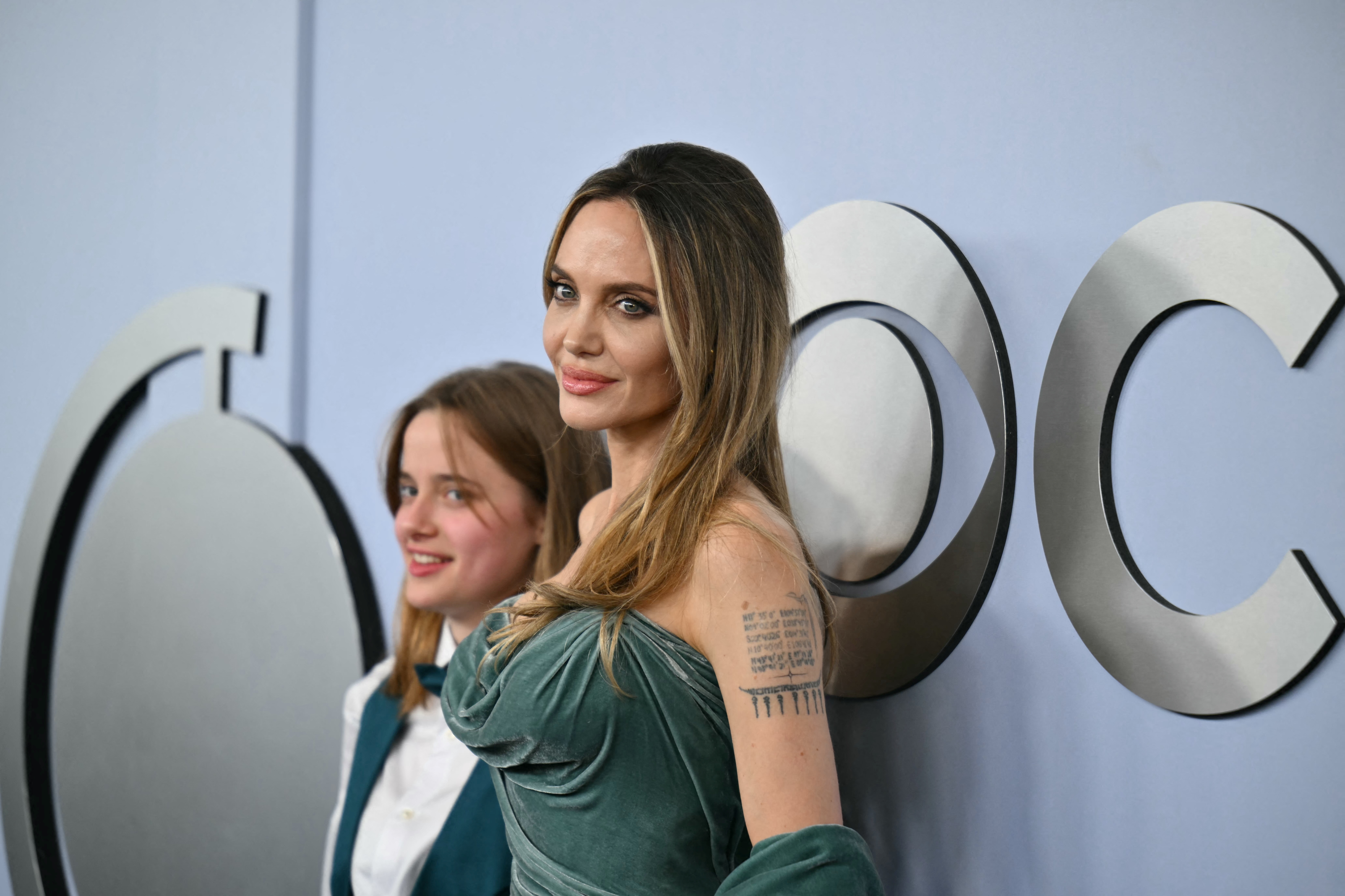 Angelina Jolie und ihre Tochter Vivienne Jolie-Pitt kommen zur 77. Tony-Verleihung im Lincoln Center in New York am 16. Juni 2024 | Quelle: Getty Images