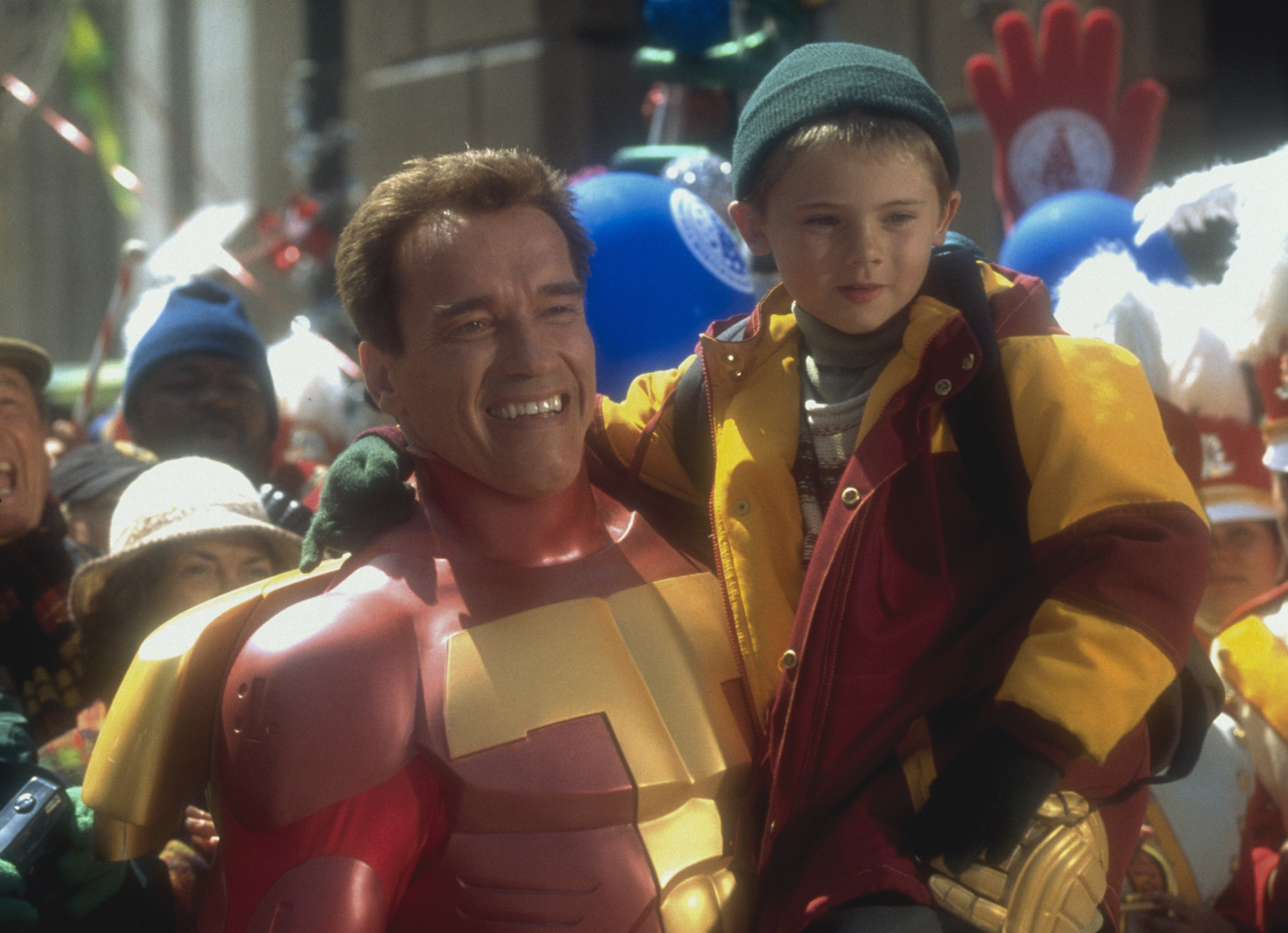 Schauspieler Arnold Schwarzenegger mit dem amerikanischen Schauspieler Jake Lloyd am Set des Films "Jingle All the Way", etwa im Januar 1996 | Quelle: Getty Images