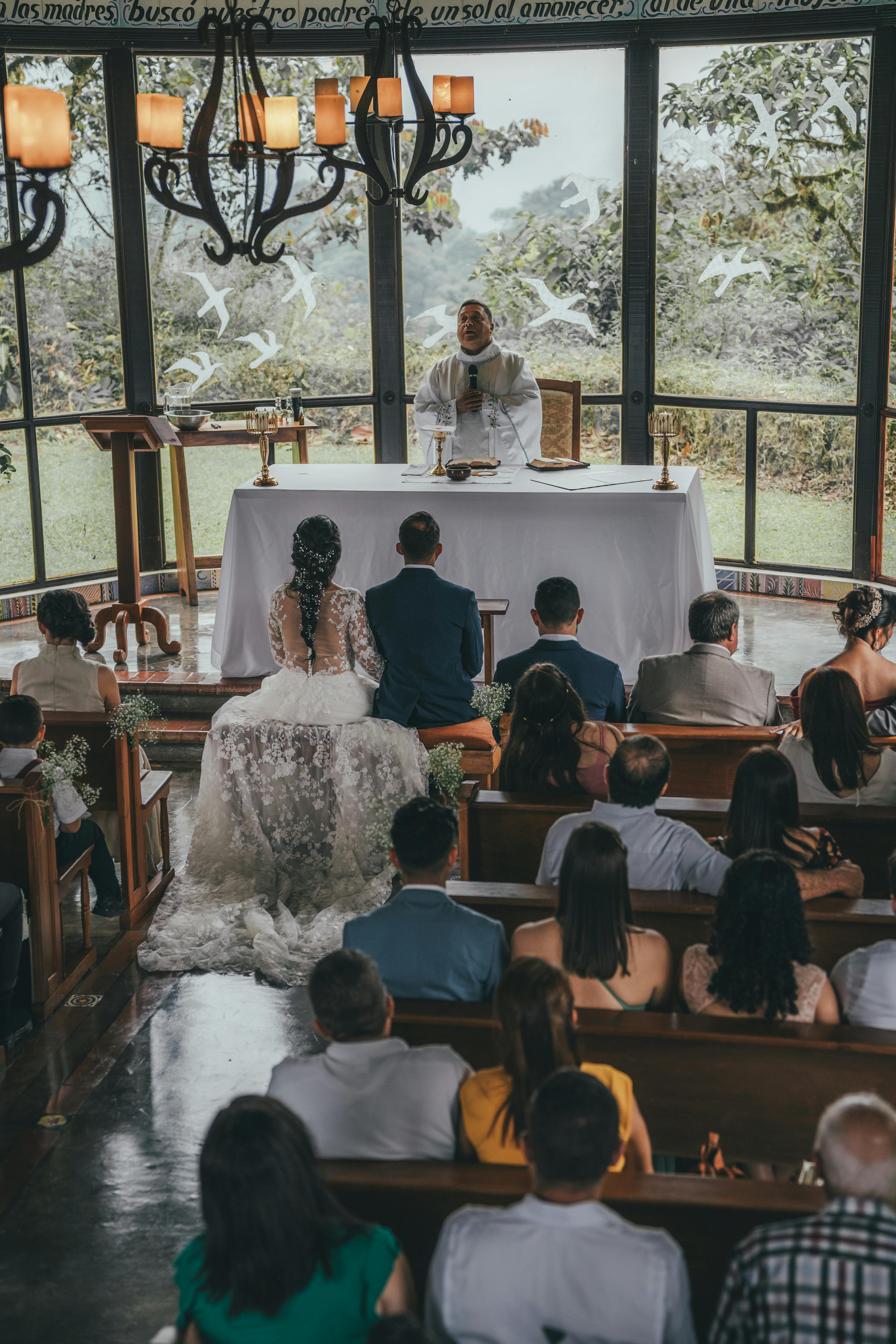 Eine schweigende Menge bei der Hochzeit | Quelle: Pexels