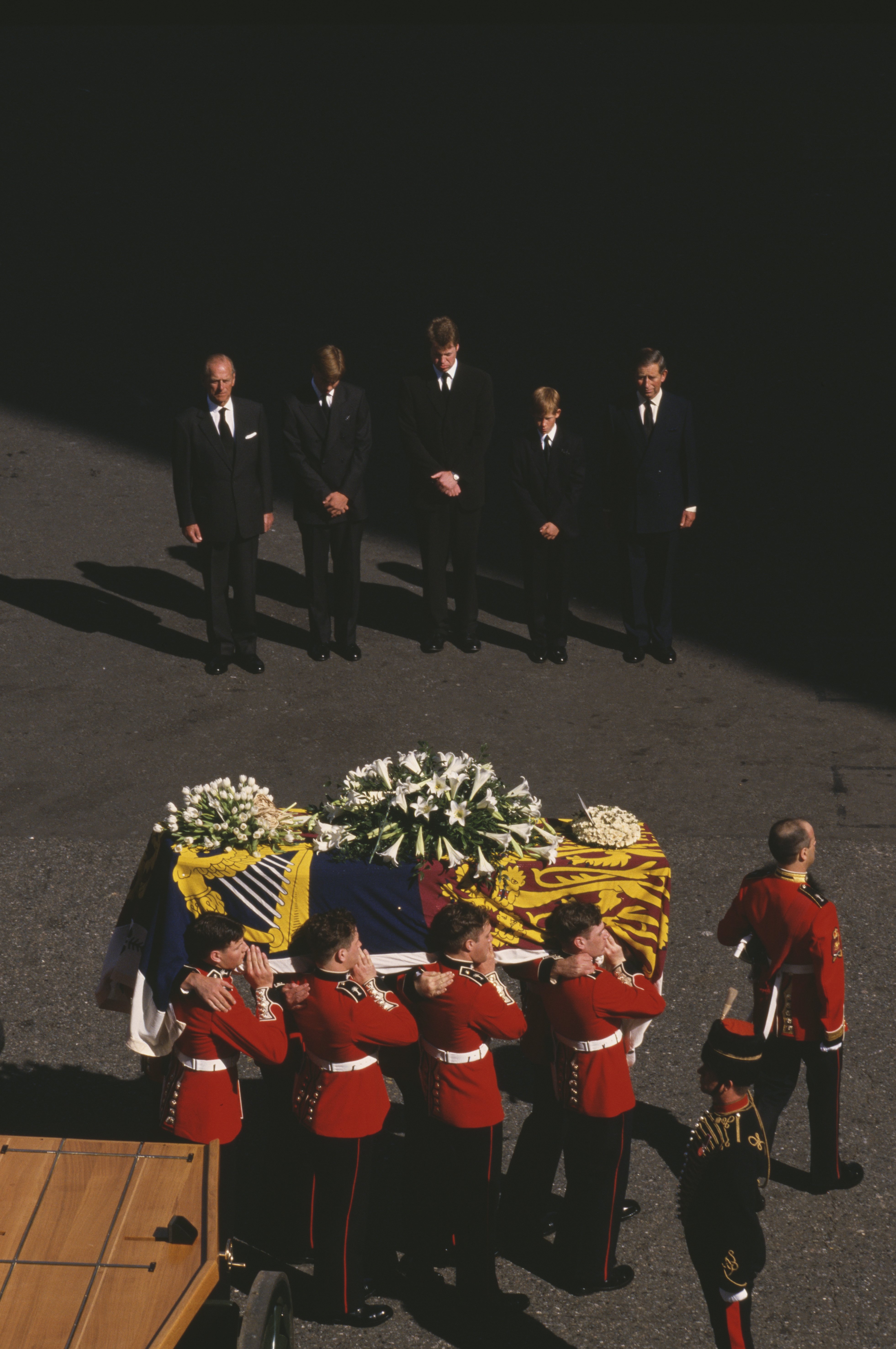 Prinz Philip, Prinz William, Earl Spencer, Prinz Harry und Prinz Charles verneigen sich hinter dem Sarg von Prinzessin Diana während des Trauerzugs für Diana, Prinzessin von Wales, am 6. September 1997 in London, England | Quelle: Getty Images