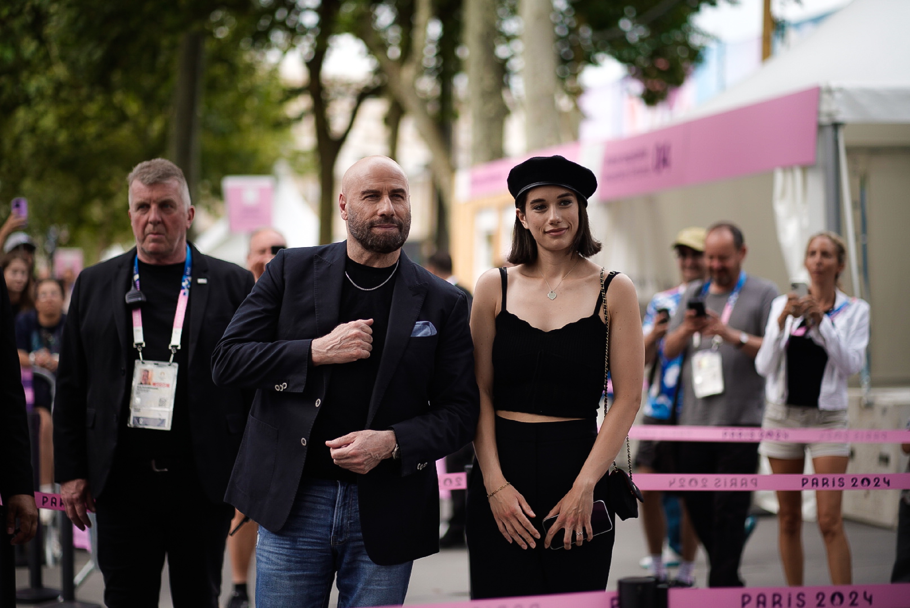 John Travolta und Ella Bleu Travolta kommen am 3. August 2024 in Paris, Frankreich, zum Gymnastikfinale der Olympischen Spiele Paris 2024 | Quelle: Getty Images