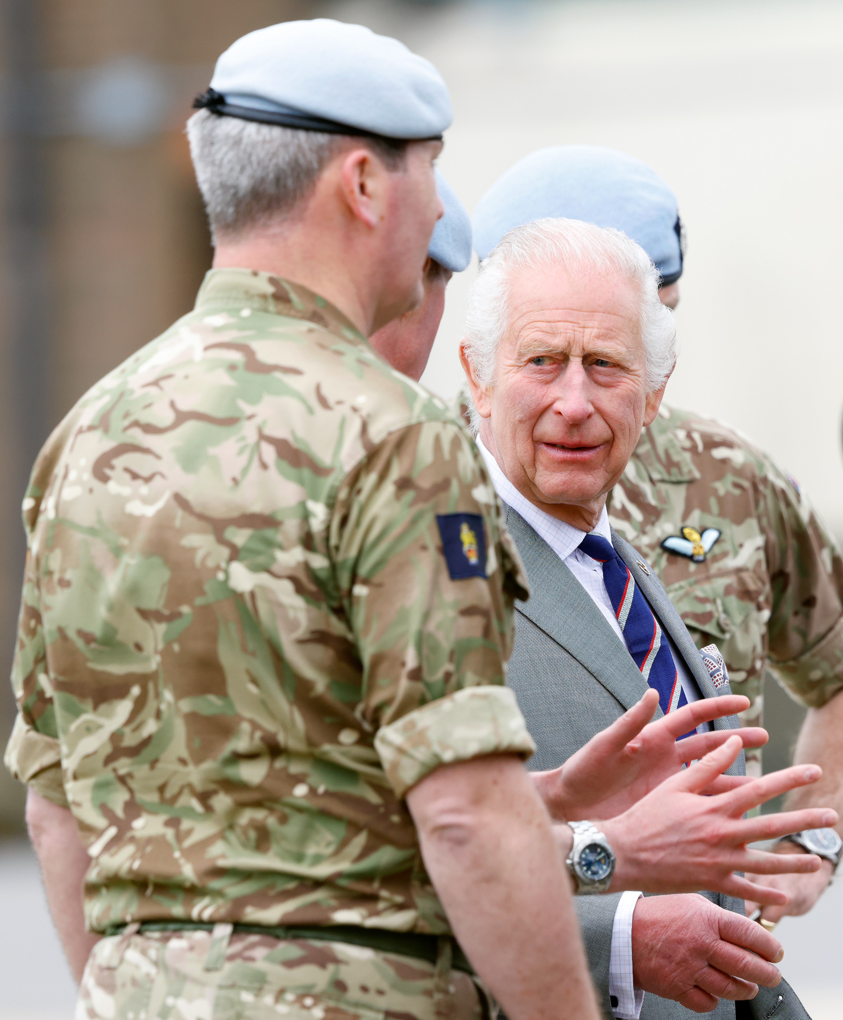 König Charles III. im Army Aviation Centre in Middle Wallop, Stockbridge, Vereinigtes Königreich am 13. Mai 2024. | Quelle: Getty Images