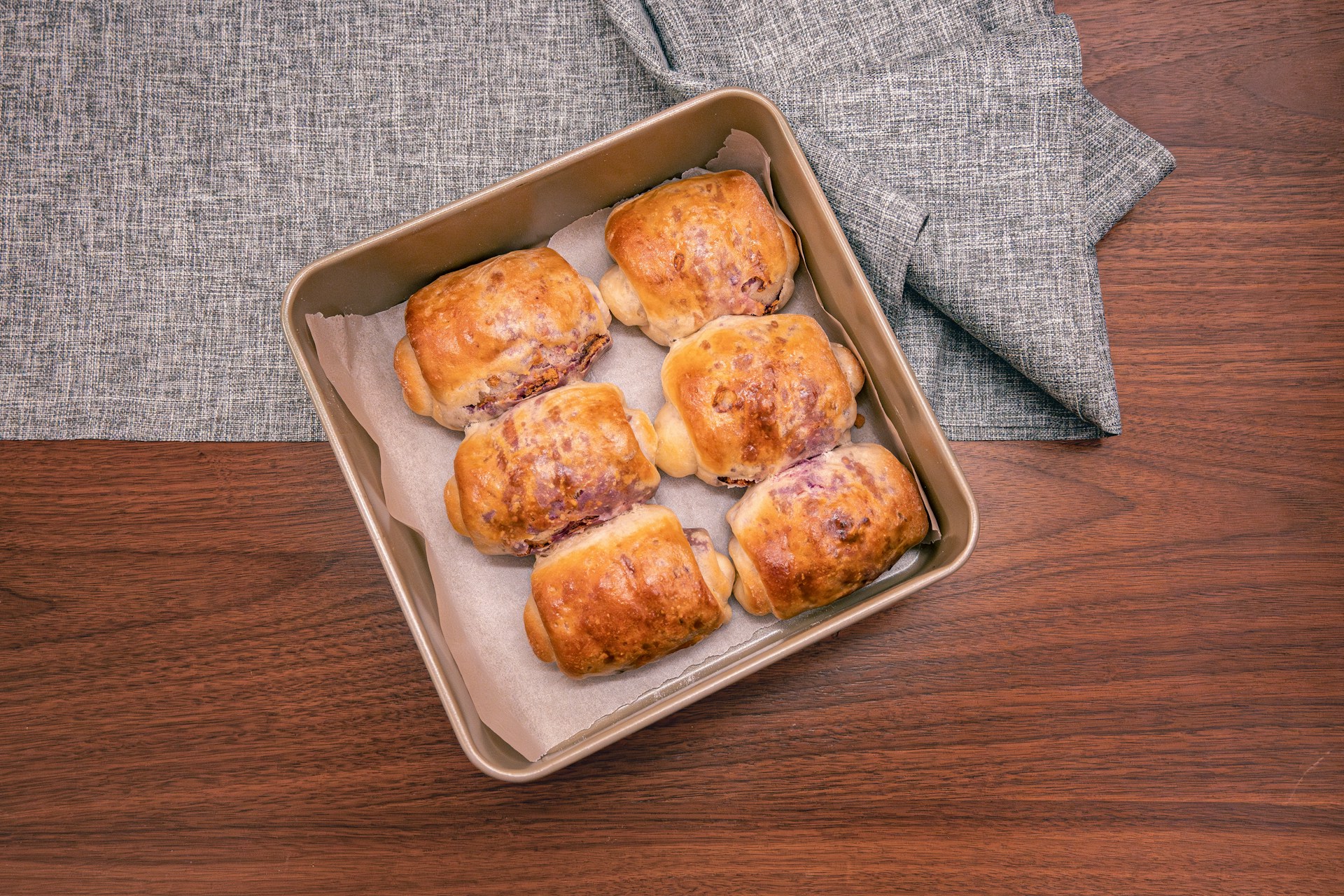 Fleischbrötchen in einer Schachtel | Quelle: Unsplash