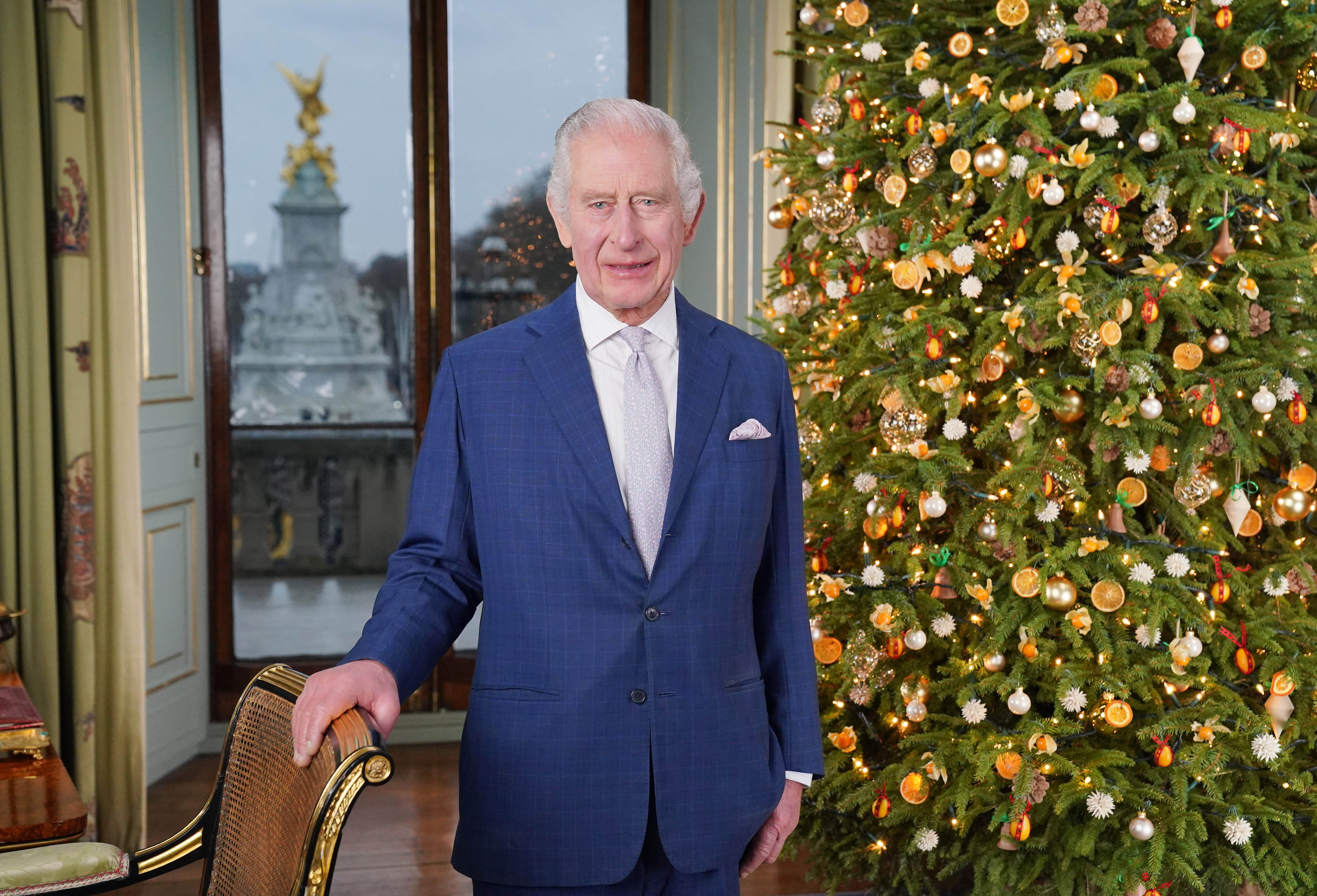 König Charles III. posiert während der Aufzeichnung seiner Weihnachtsbotschaft im Buckingham Palace am 7. Dezember 2023 in London, England | Quelle: Getty Images