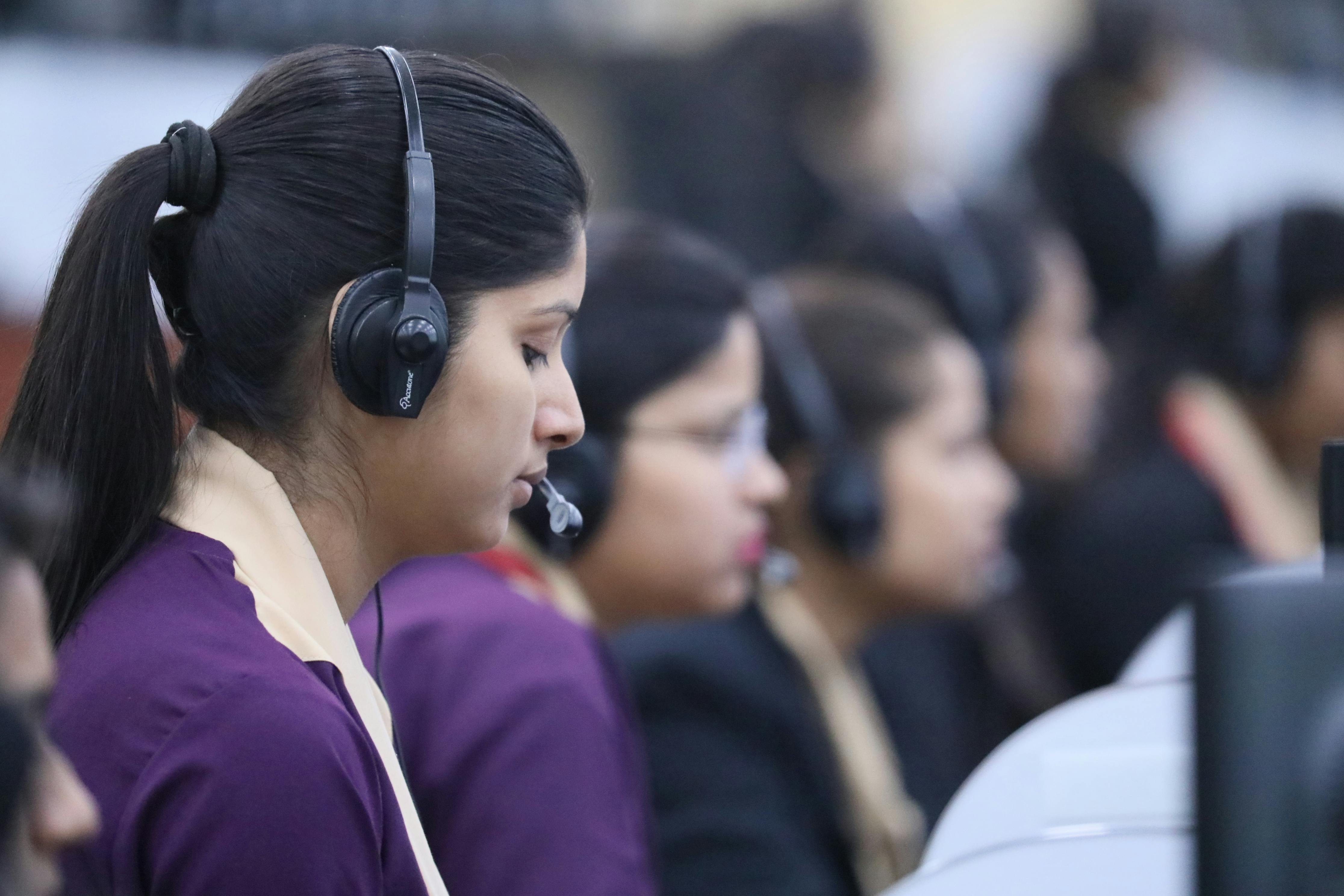 Frau mit schwarzem Headset | Quelle: Pexels