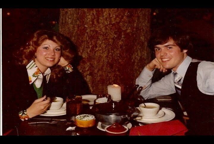 Donny verriet, dass beide Fotos im „Tree Room“ aufgenommen wurden – genau vier Jahrzehnte auseinander –, wobei das ältere Bild noch aus der Zeit ihrer Verlobung stammt. | Quelle: Facebook/Donny Osmond