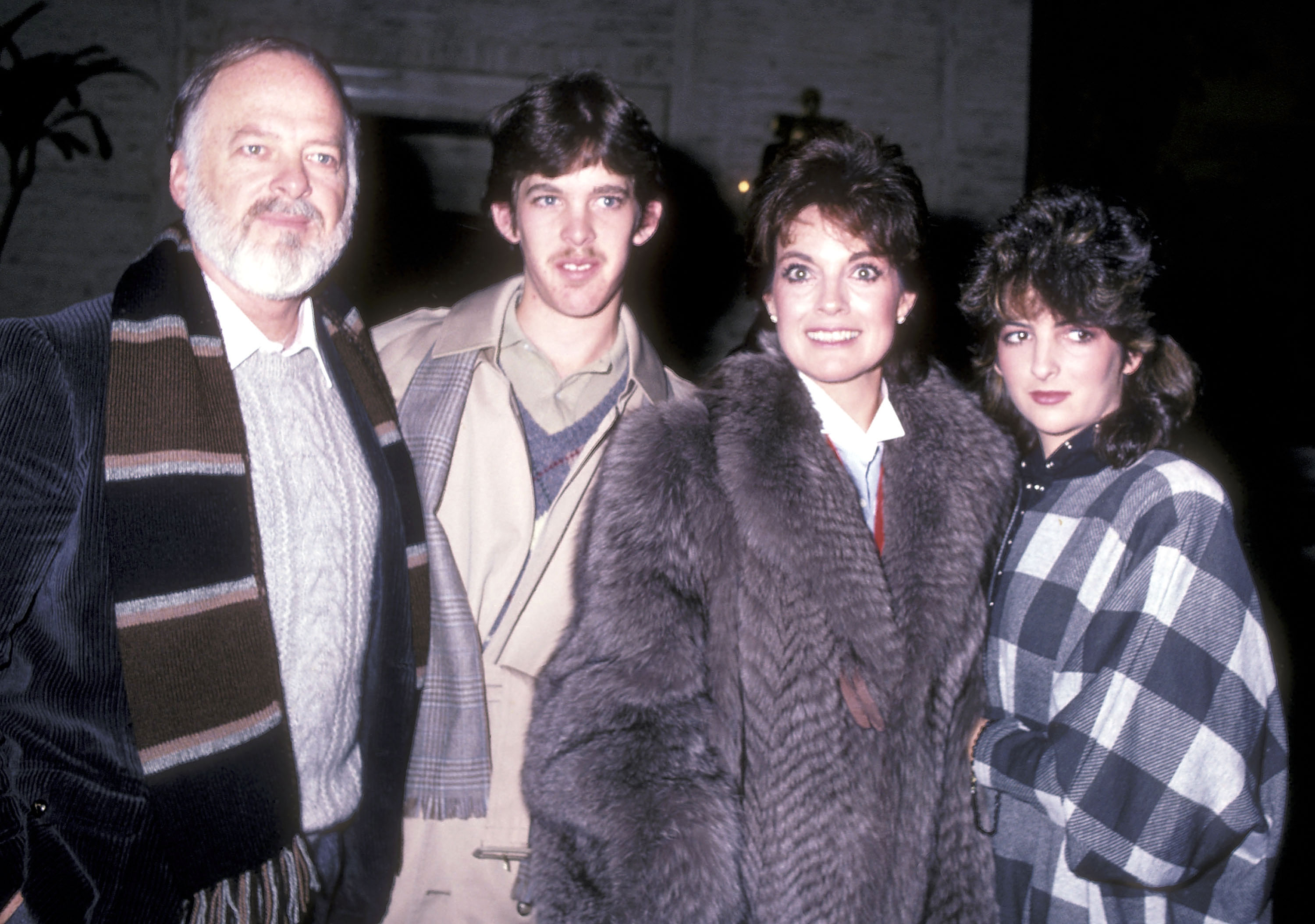 Ed, Jeff, Kehly Thrasher und Linda Gray verlassen das Regency Hotel am 27. November 1982 in New York City. | Quelle: Getty Images