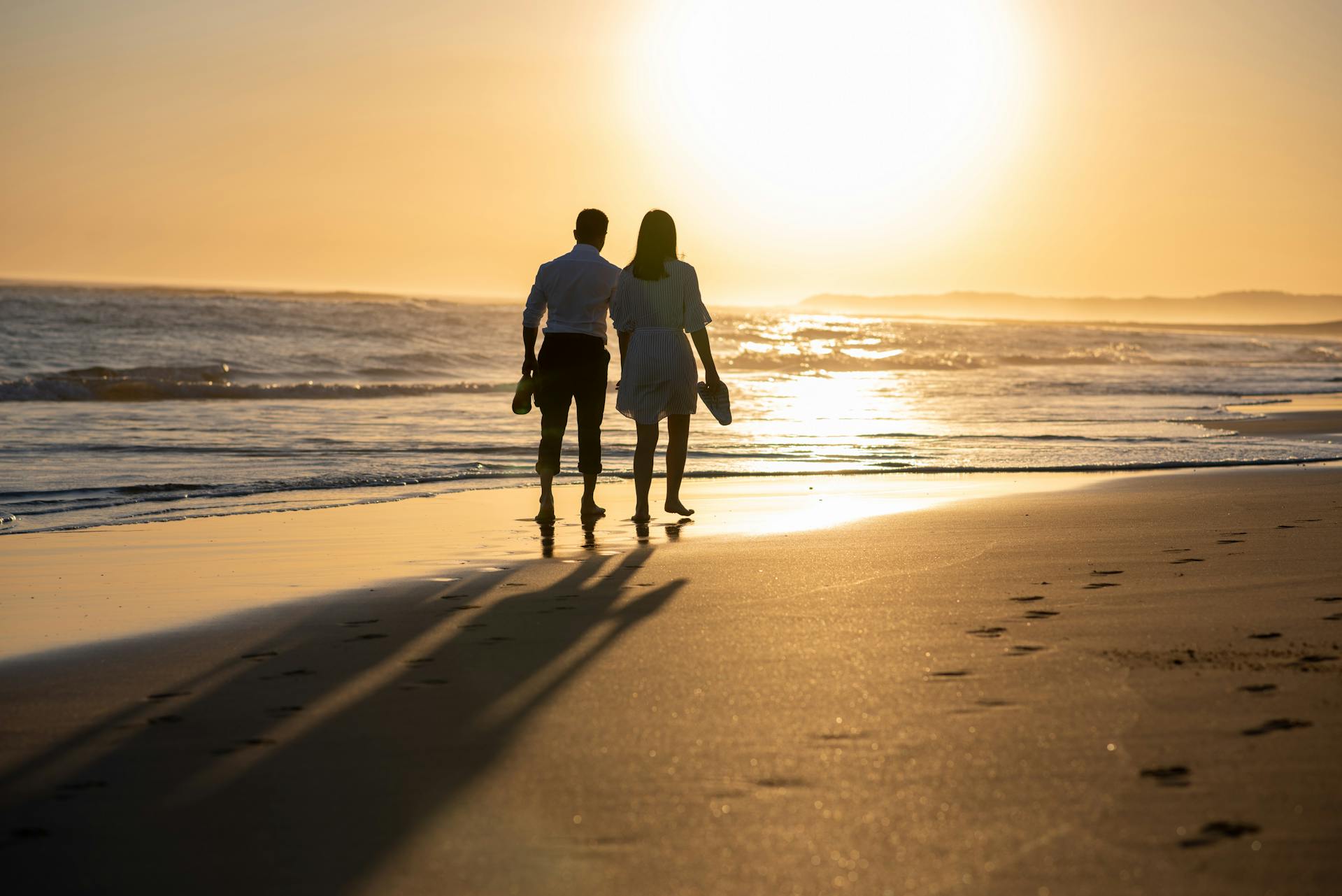 Ein Paar beim Spaziergang am Strand | Quelle: Pexels