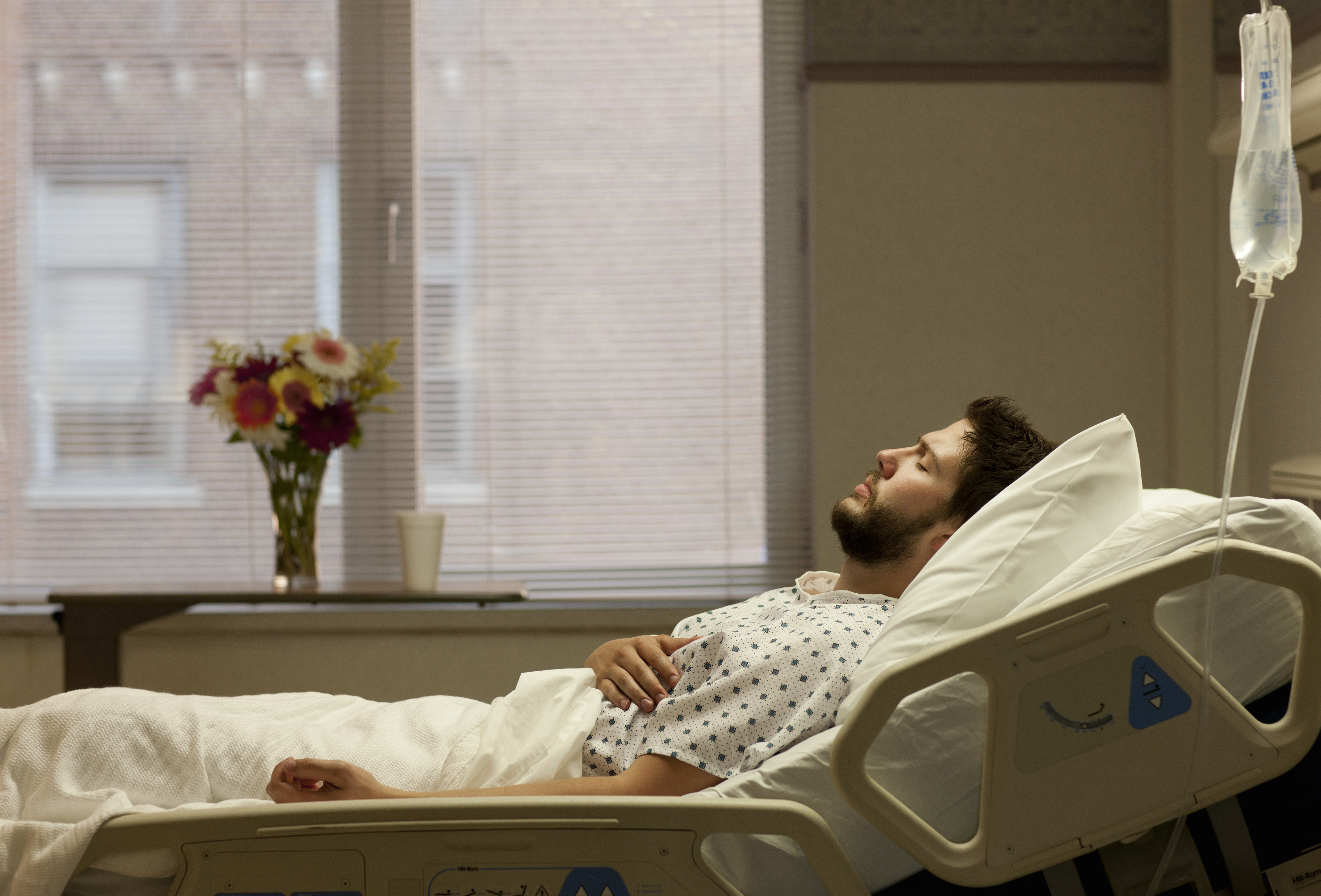 Ein Mann liegt in einem Krankenhausbett | Quelle: Getty Images