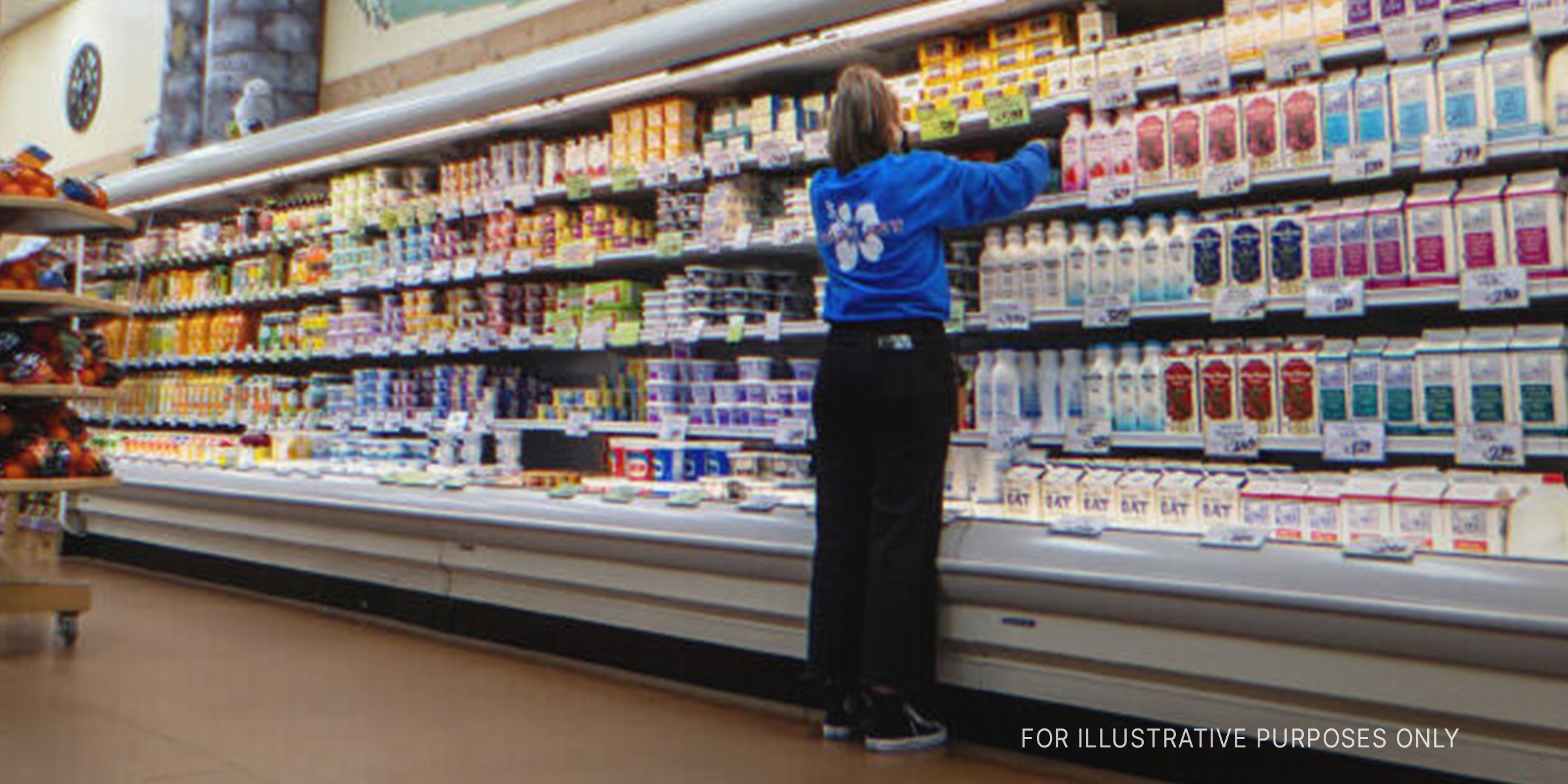 Eine Frau arbeitet in einem Lebensmittelladen. | Quelle: Shutterstock