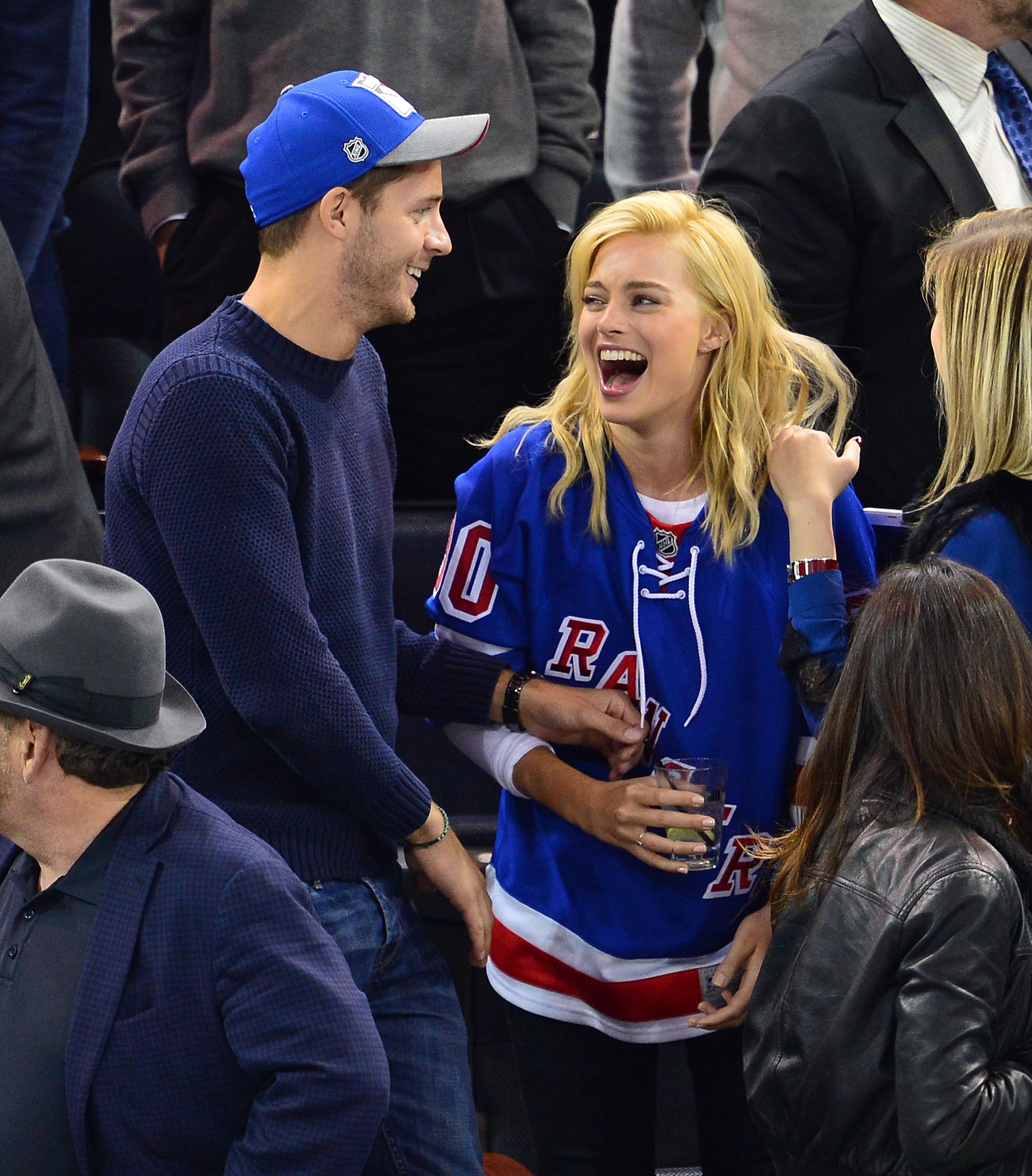 Tom Ackerley und Margot Robbie besuchen das Spiel der Philadelphia Flyers gegen die New York Rangers im Madison Square Garden in New York City, am 19. November 2014 | Quelle: Getty Images