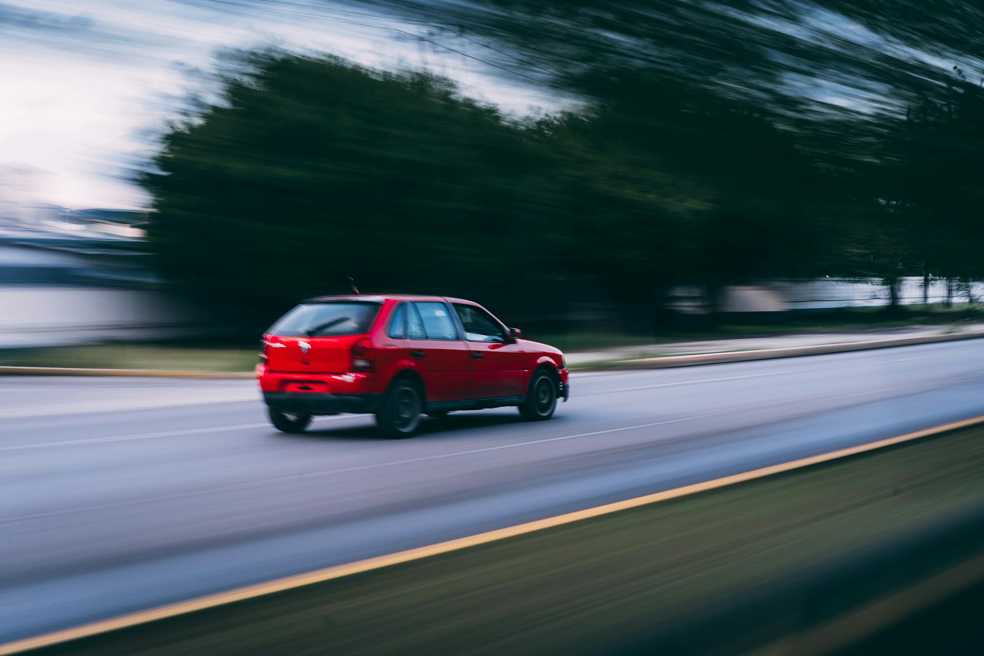 Ein Auto, das auf einer Straße fährt | Quelle: Pexels