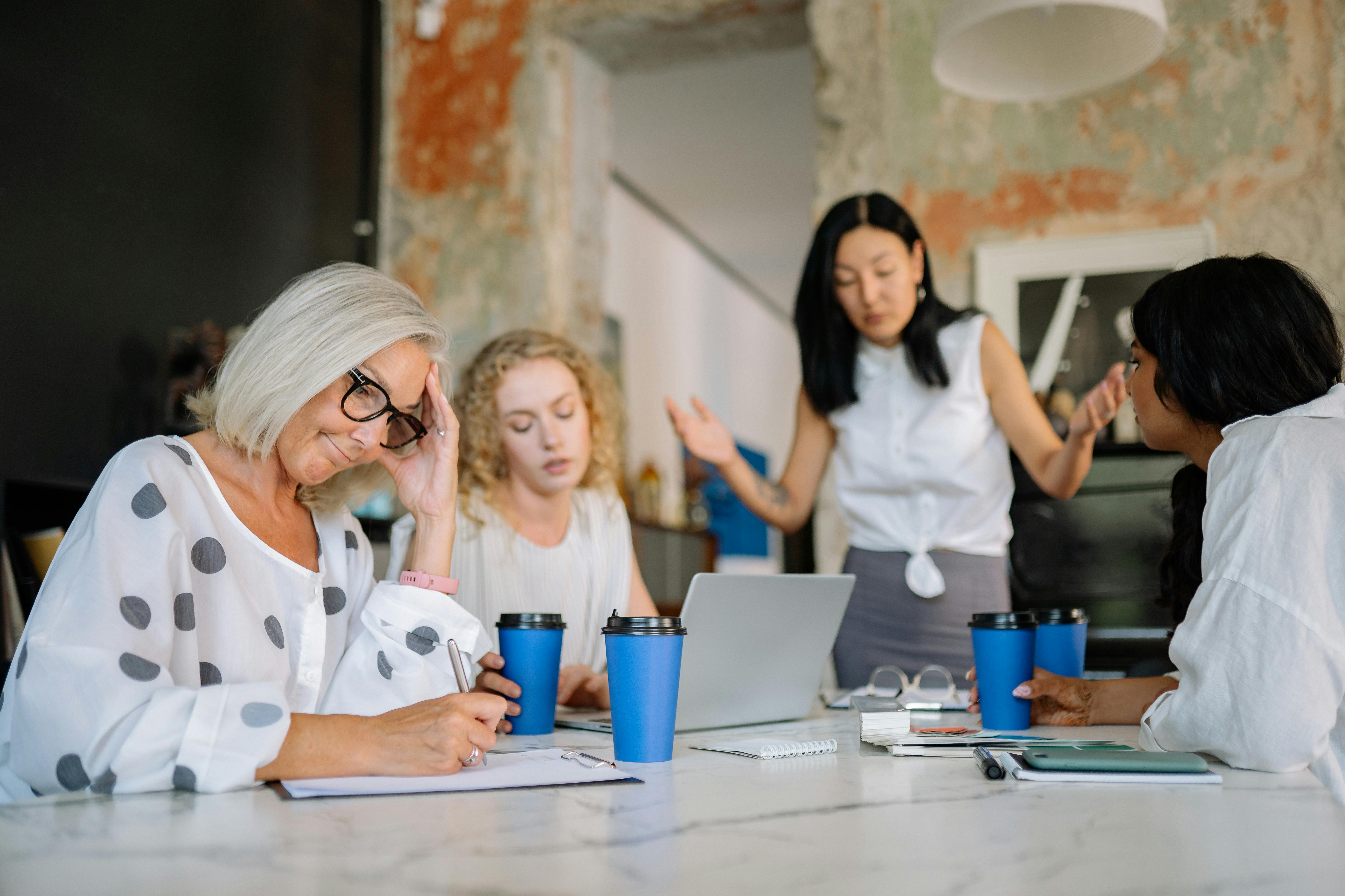 Eine Gruppe versammelt um einen Tisch | Quelle: Pexels