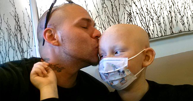 Ein Vater küsst seinen Sohn, der Krebs hat. | Quelle: Facebook/josh.j.marshall