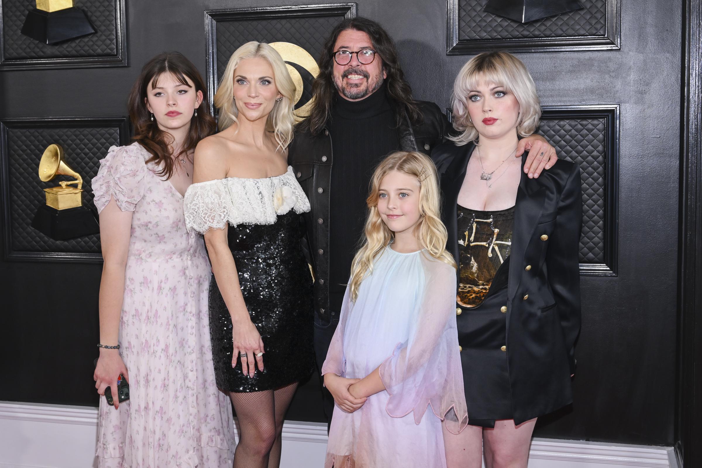 Harper Grohl, Dave Grohl, Violet Grohl, Ophelia Grohl und Jordyn Grohl besuchen die 65. GRAMMY Awards am 05. Februar 2023 in Los Angeles, Kalifornien. | Quelle: Getty Images