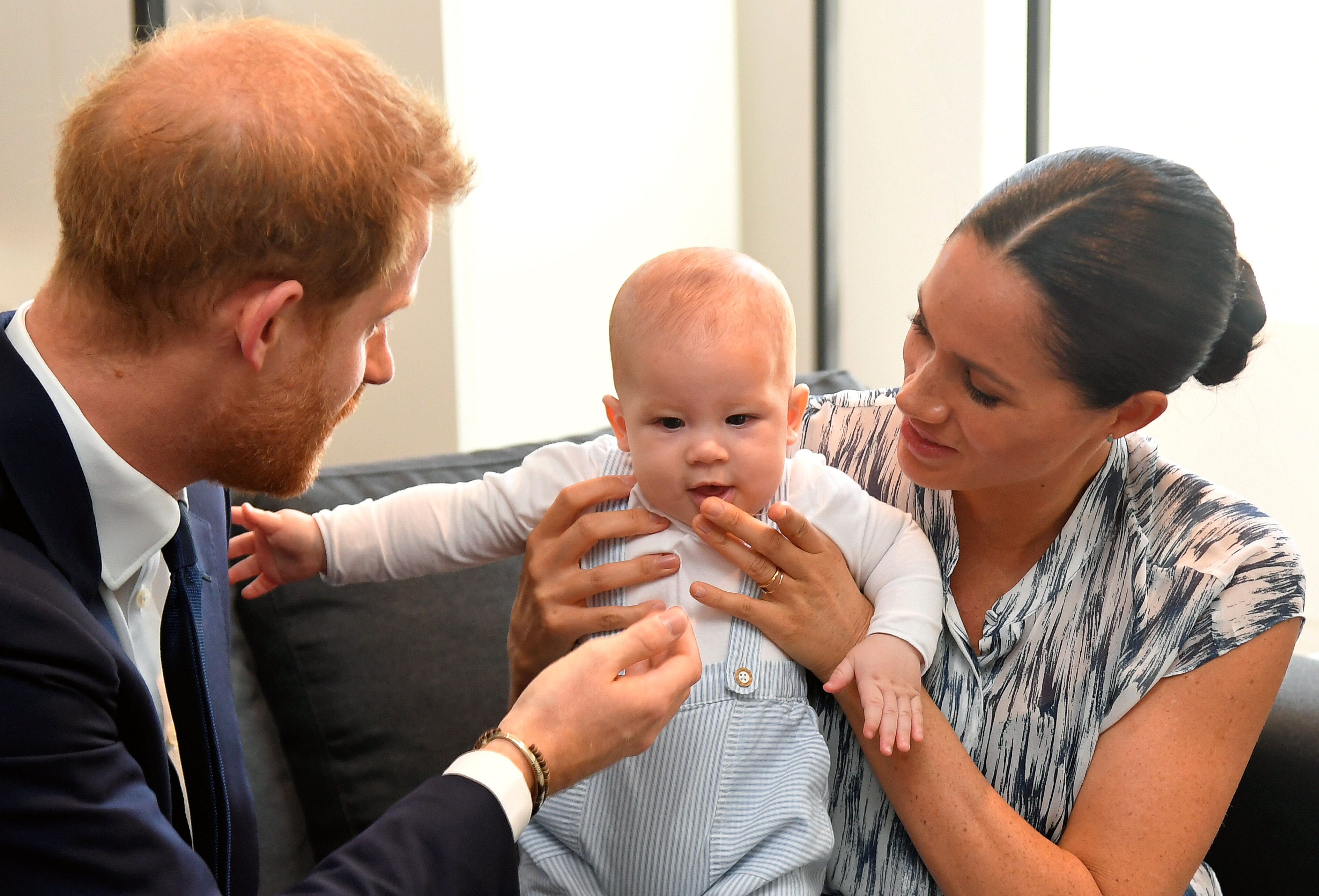 Prinz Harry, Meghan Markle und Prinz Archie bei der Desmond &amp; Leah Tutu Legacy Foundation in Südafrika im Jahr 2019 | Quelle: Getty Images