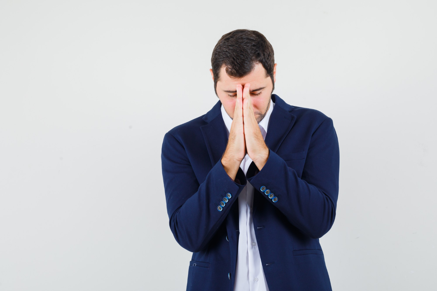 Ein apologetischer Mann | Quelle: Freepik