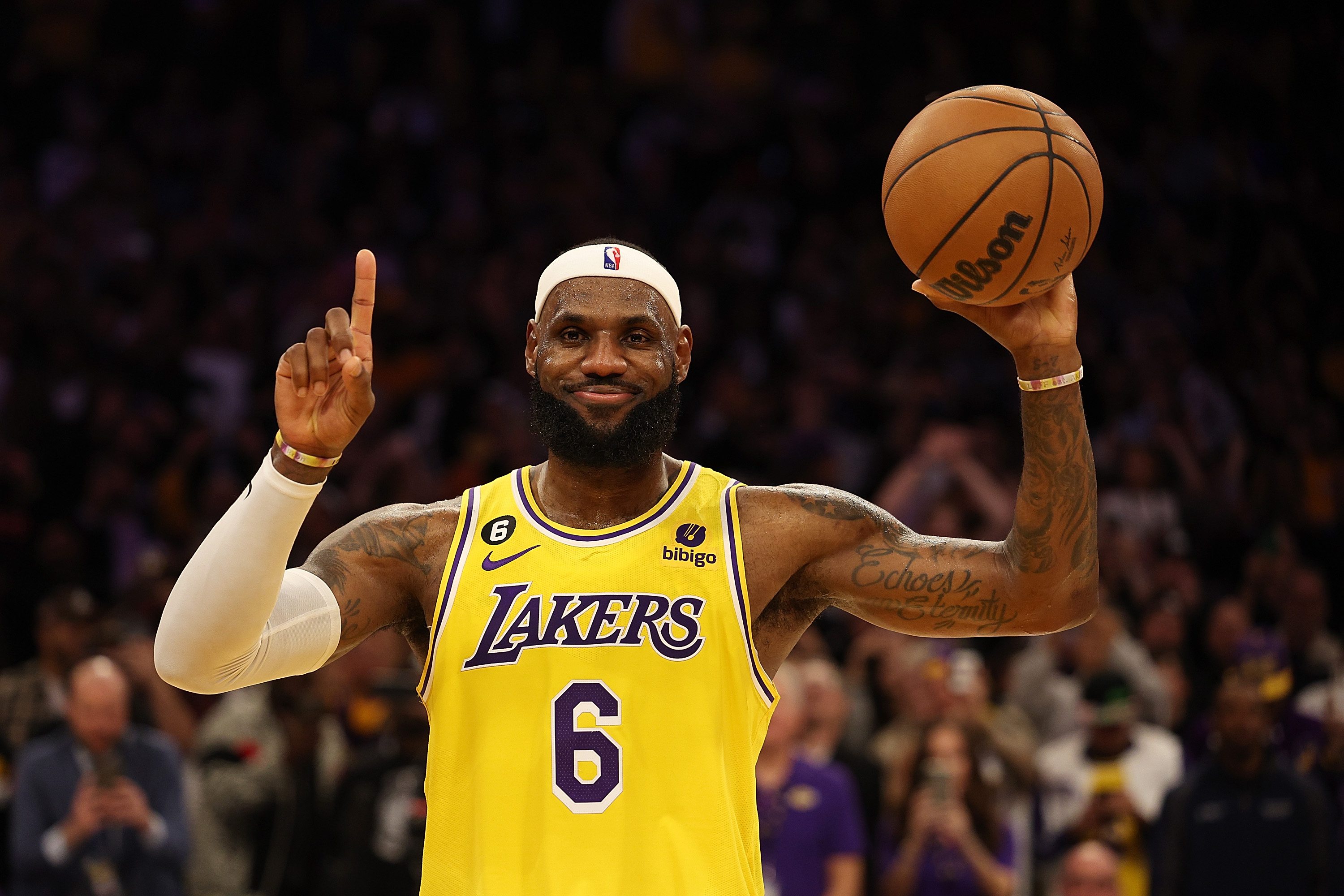LeBron James reagiert, nachdem er Kareem Abdul-Jabbars Karriere von 38.387 Punkten übertroffen hat und damit der beste Scorer der NBA aller Zeiten wird, am 7. Februar 2023 in Los Angeles, Kalifornien | Quelle: Getty Images