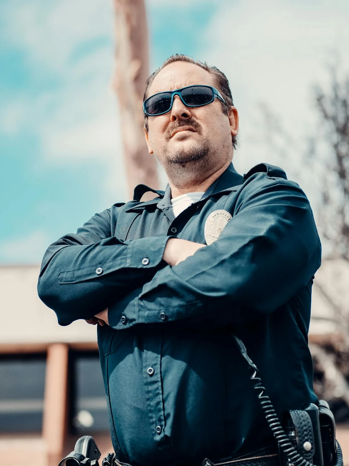 Ein Polizist mit verschränkten Armen | Quelle: Pexels
