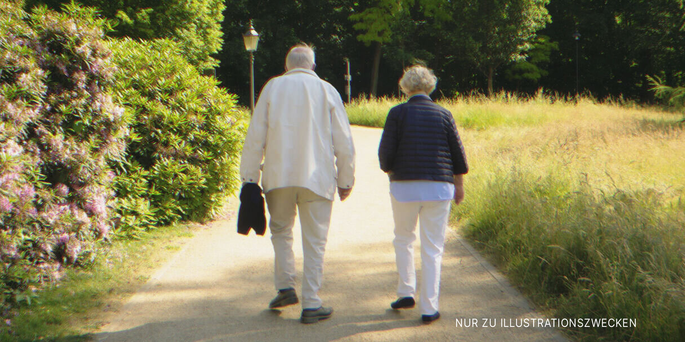 Älteres Ehepaar geht auf einer Straße spazieren. | Quelle: Shutterstock