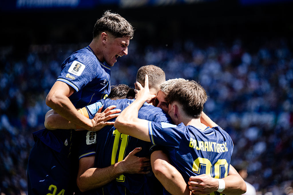 Edin Dzeko (#11) aus Bosnien und Herzegowina feiert sein Tor gemeinsam mit seinen Mannschaftskollegen in der ersten Halbzeit des Spiels der Gruppe B der FIFA-Weltmeisterschaft 2026 gegen Katar im Seattle Stadium am 24. Juni 2026 in Seattle, Washington. | Quelle: Getty Images