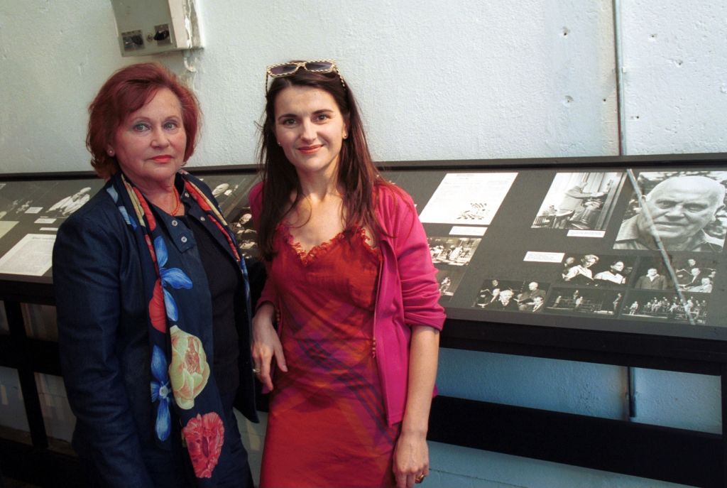 Lis Verhoeven mit Tochter Stella Adorf (re.), Ausstellung in den Kammerspielen in München | Quelle: Getty Images