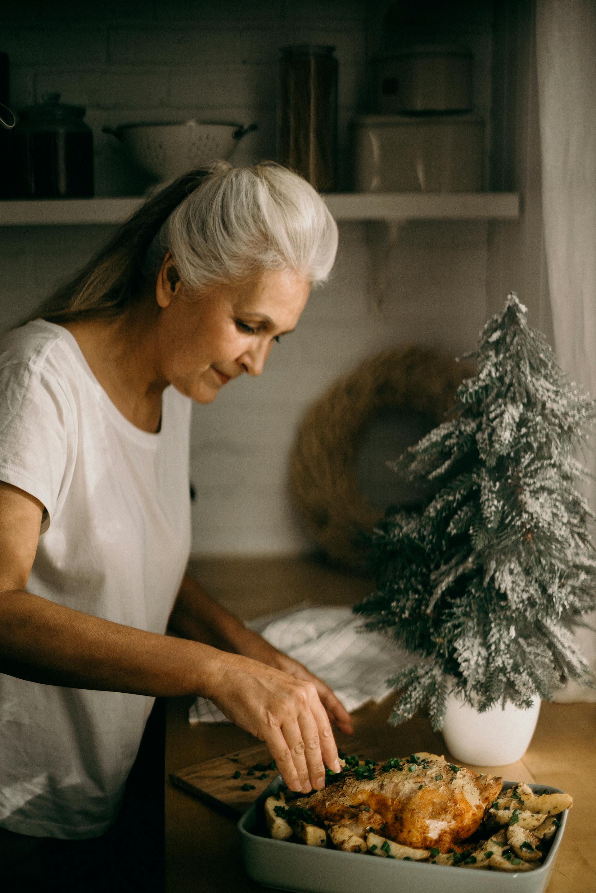 Eine ältere Frau beim Kochen | Quelle: Pexels