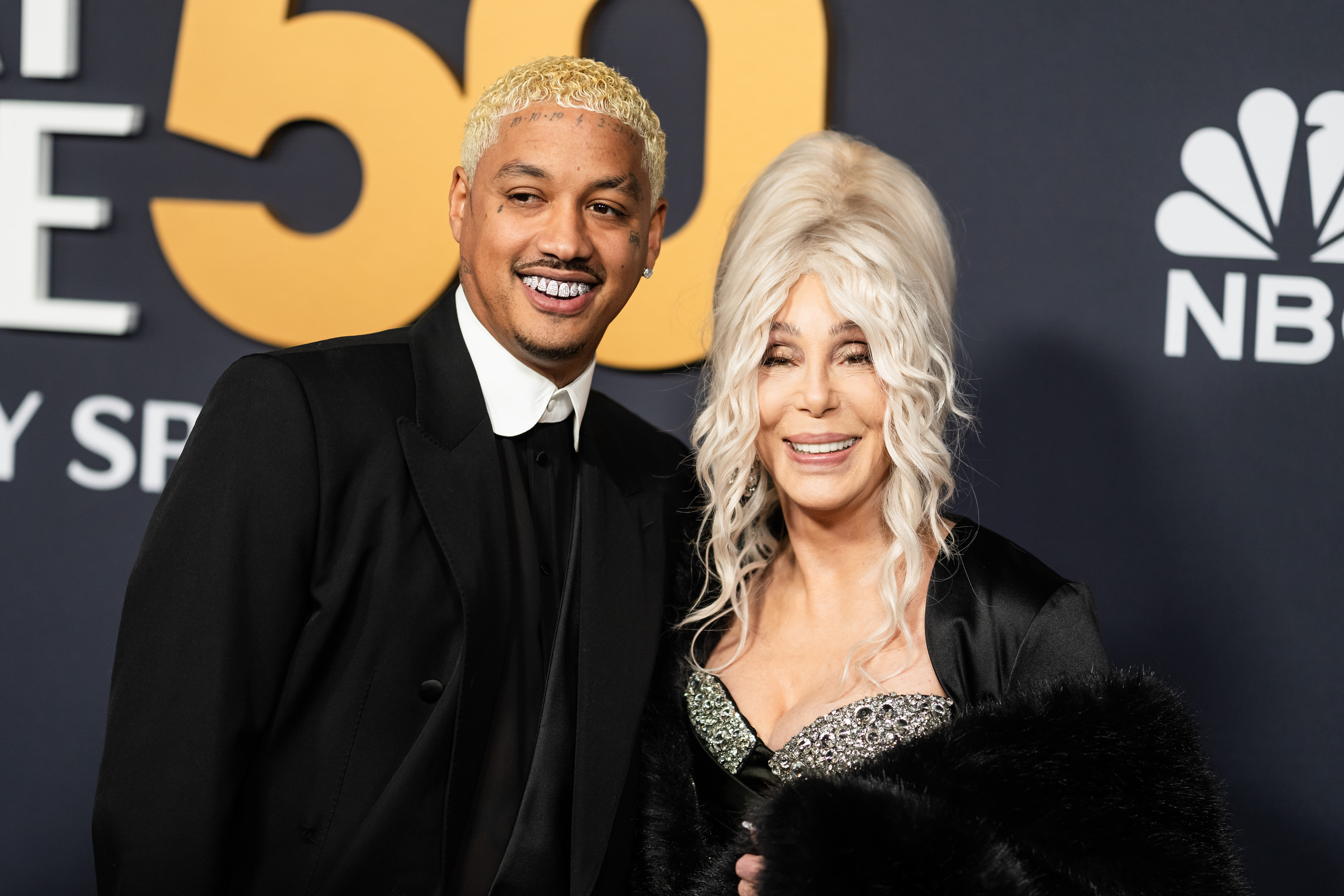 Alexander Edwards und Cher besuchen das "SNL50: The Anniversary Special" in New York City am 16. Februar 2025 | Quelle: Getty Images