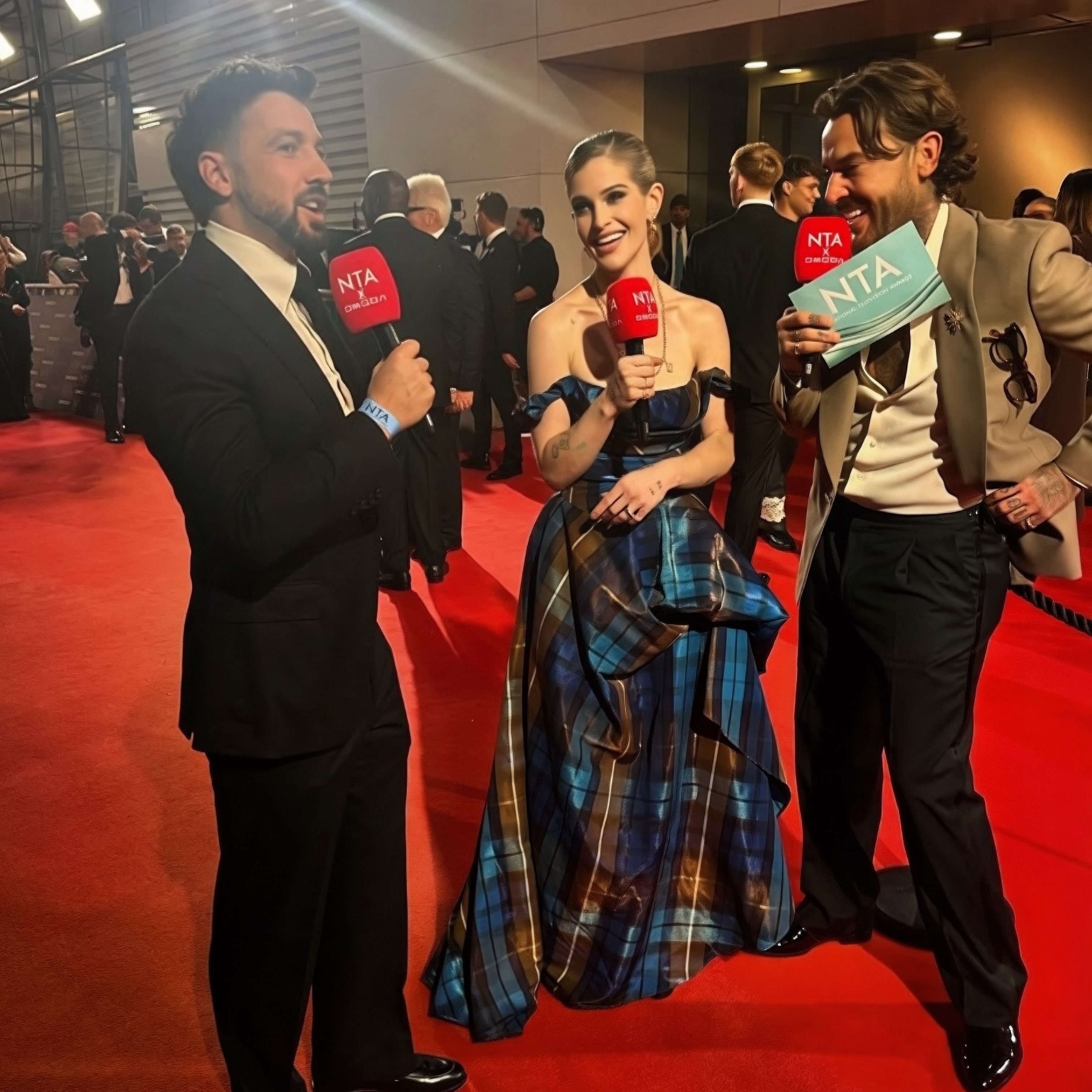 Kelly stiehlt auf dem roten Teppich während eines Interviews in ihrem auffälligen blauen Vivienne-Westwood-Kleid mit Karomuster allen die Show. | Quelle: Instagram/kellyosbourne