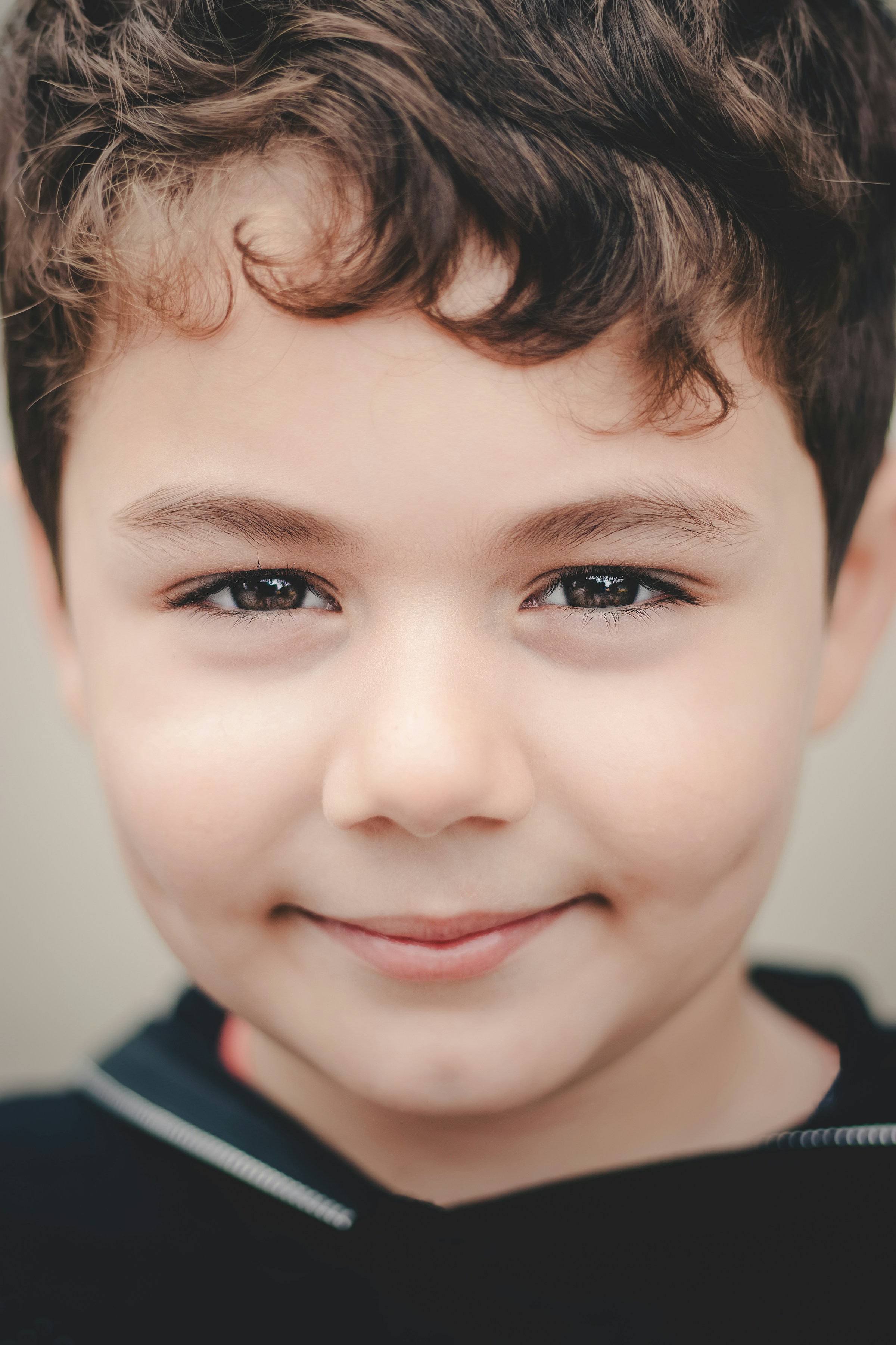 Eine Nahaufnahme des lächelnden Gesichts eines Jungen | Quelle: Unsplash