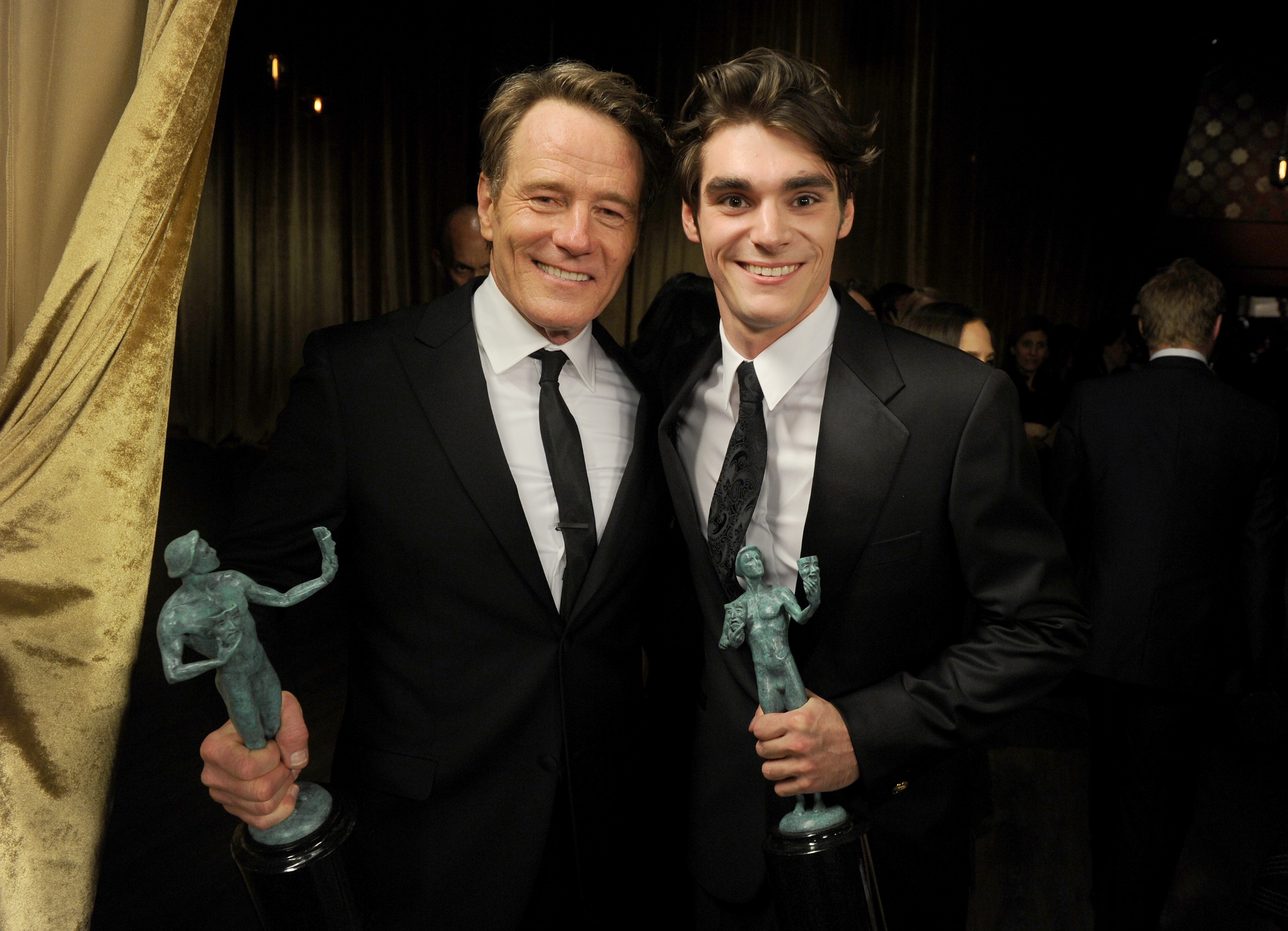 „Breaking Bad“-Co-Stars RJ Mitte und Bryan Cranston posieren mit ihren Screen Actors Guild Awards in Los Angeles am 18. Januar 2014. | Source: Getty Images