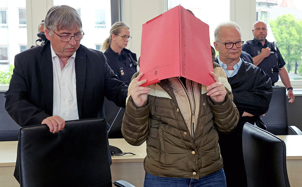 21. Mai 2026, Mecklenburg-Vorpommern, Rostock: Andreas Ohm (v. l. n. r.), Rechtsanwalt, der Angeklagte und Thomas Löcker, Rechtsanwalt, warten im Gerichtssaal des Landgerichts auf die Fortsetzung des Mordprozesses im Fall Fabian. | Quelle: Getty Images