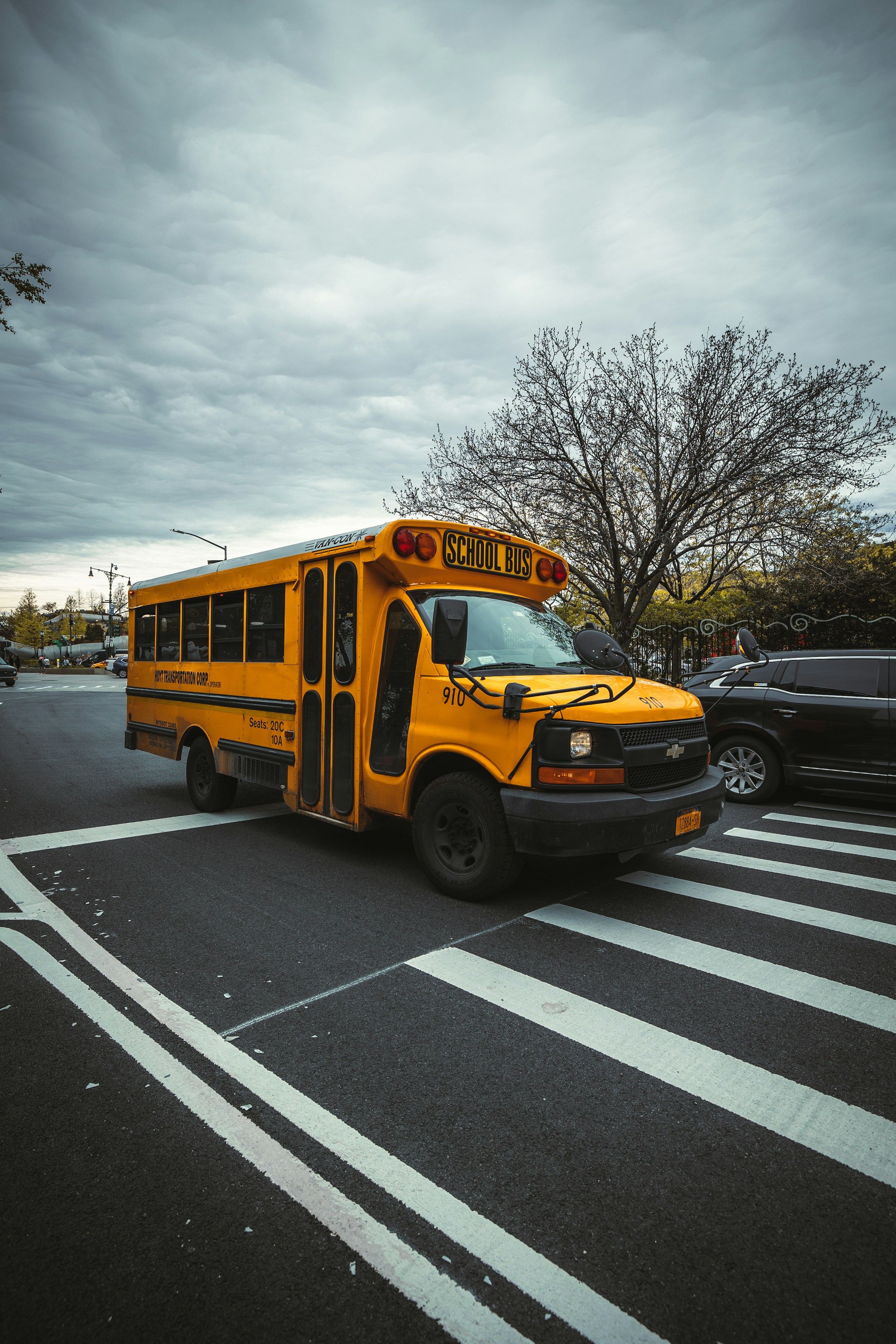 Ein Schulbus auf der Straße | Quelle: Unsplash