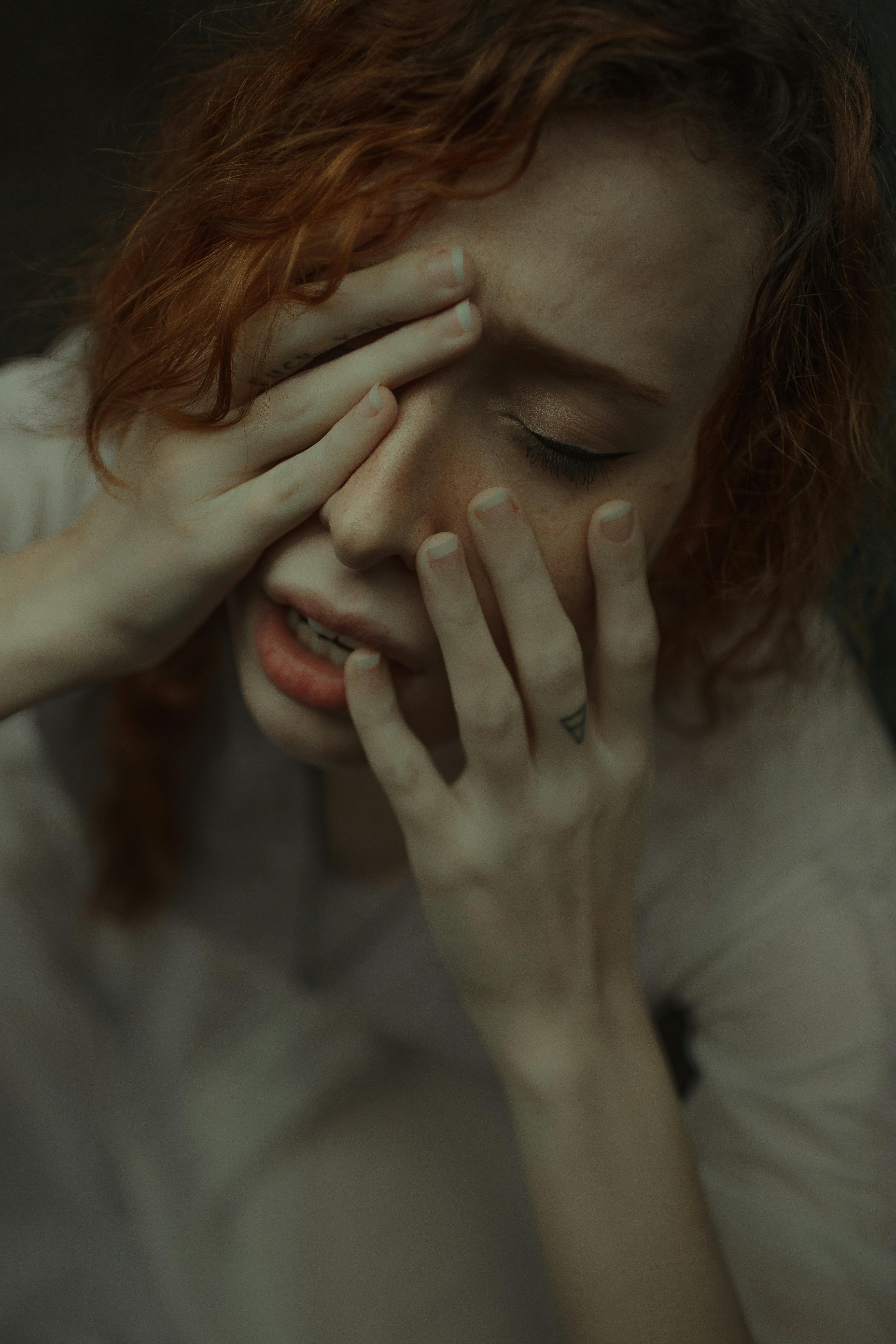 Eine Frau, die ihr Gesicht hält | Quelle: Pexels